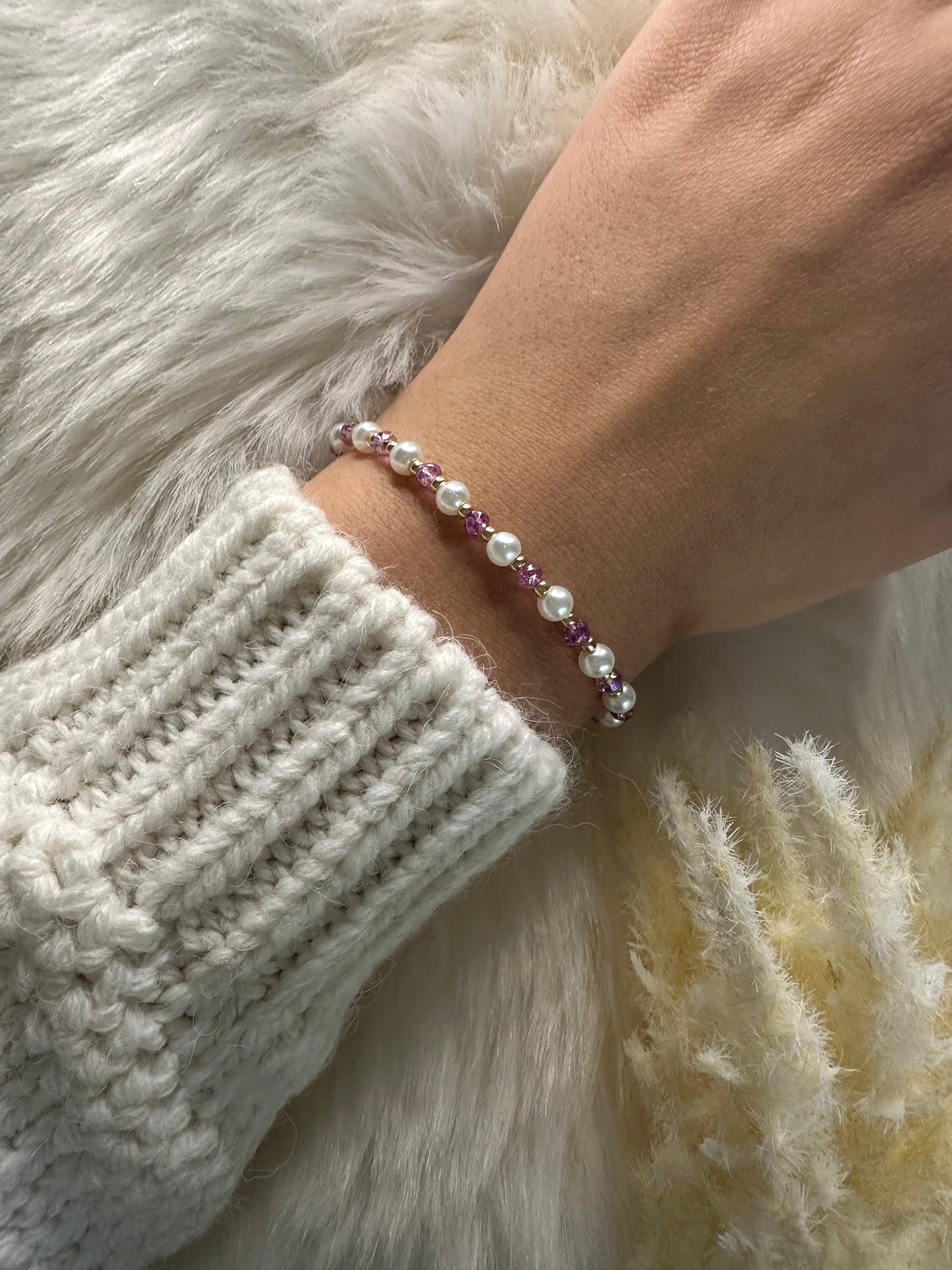Perlenarmband mit weißen Perlen und lilanen Kristallperlen - 10476