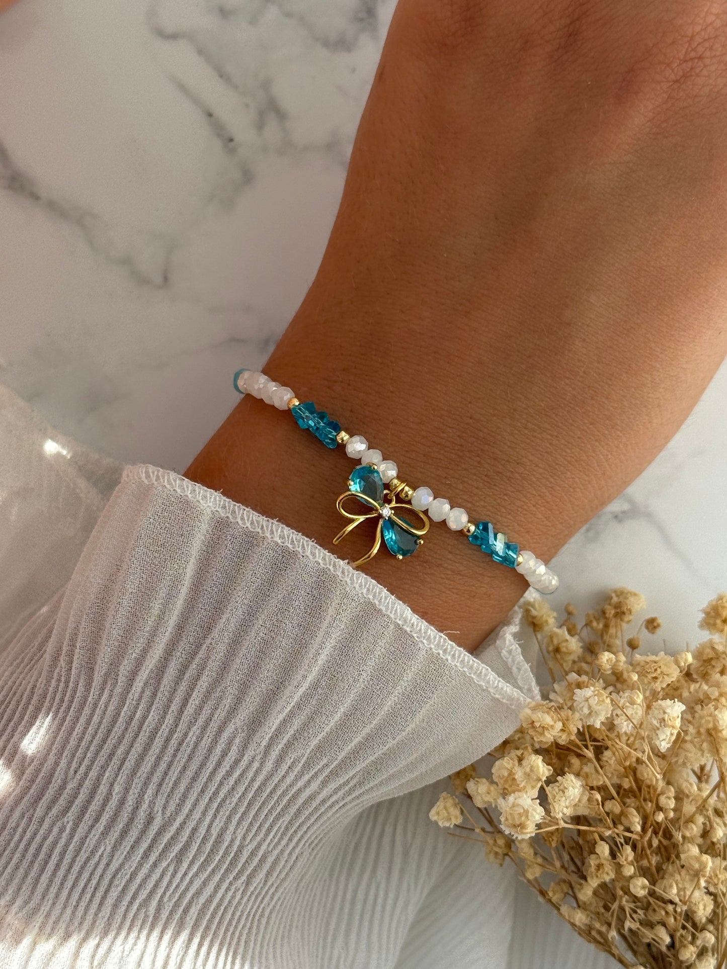 Perlenarmband mit Weißen, Blauen Kristallperlen, Goldenen Perlen + Schleifen Anhänger - 2319