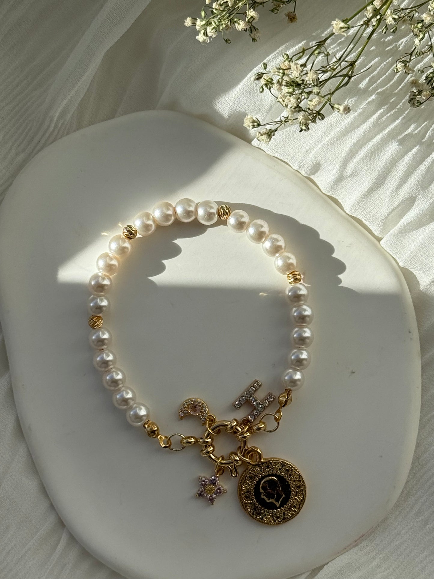 Perlenarmband personalisiert mit Rosa Glasperlen + Goldenen Dorika Perlen + Mond + Blumen Anhänger - 2165