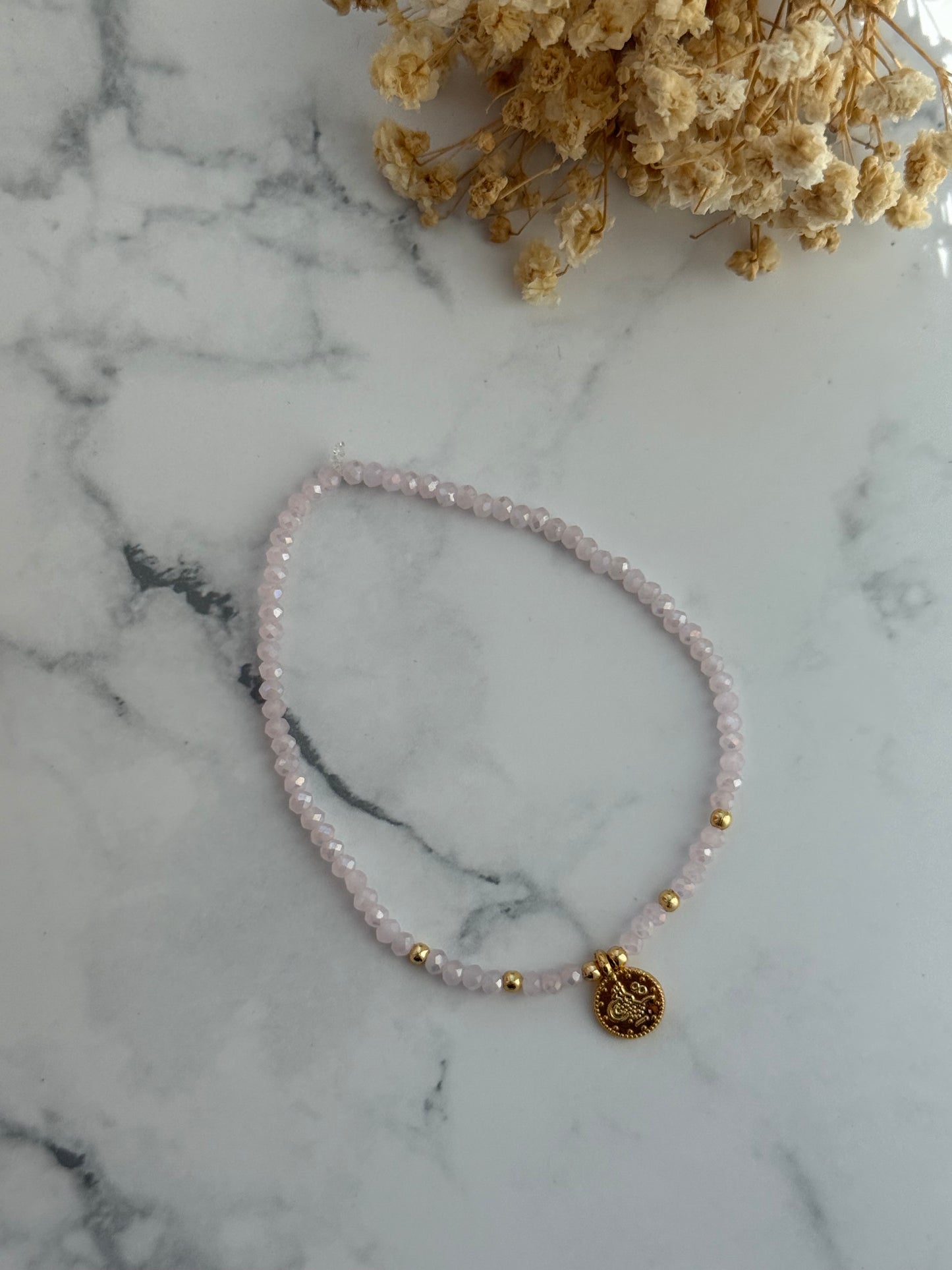 Perlenarmband mit Rosa Kristallperlen, Goldenen Perlen + Taler Anhänger - 2311