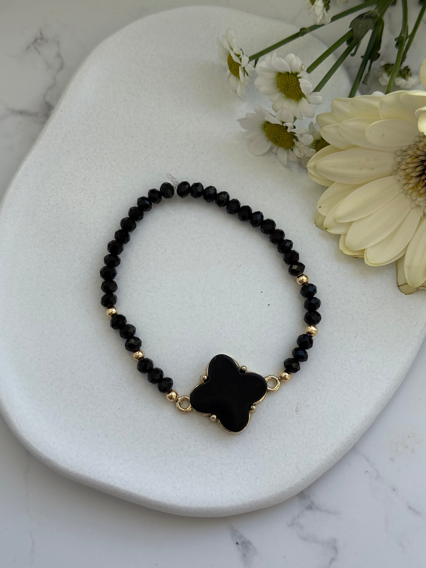 Perlenarmband mit Schwarzen Kristallperlen und Goldenen Perlen + Kleeblatt Anhänger - 2011