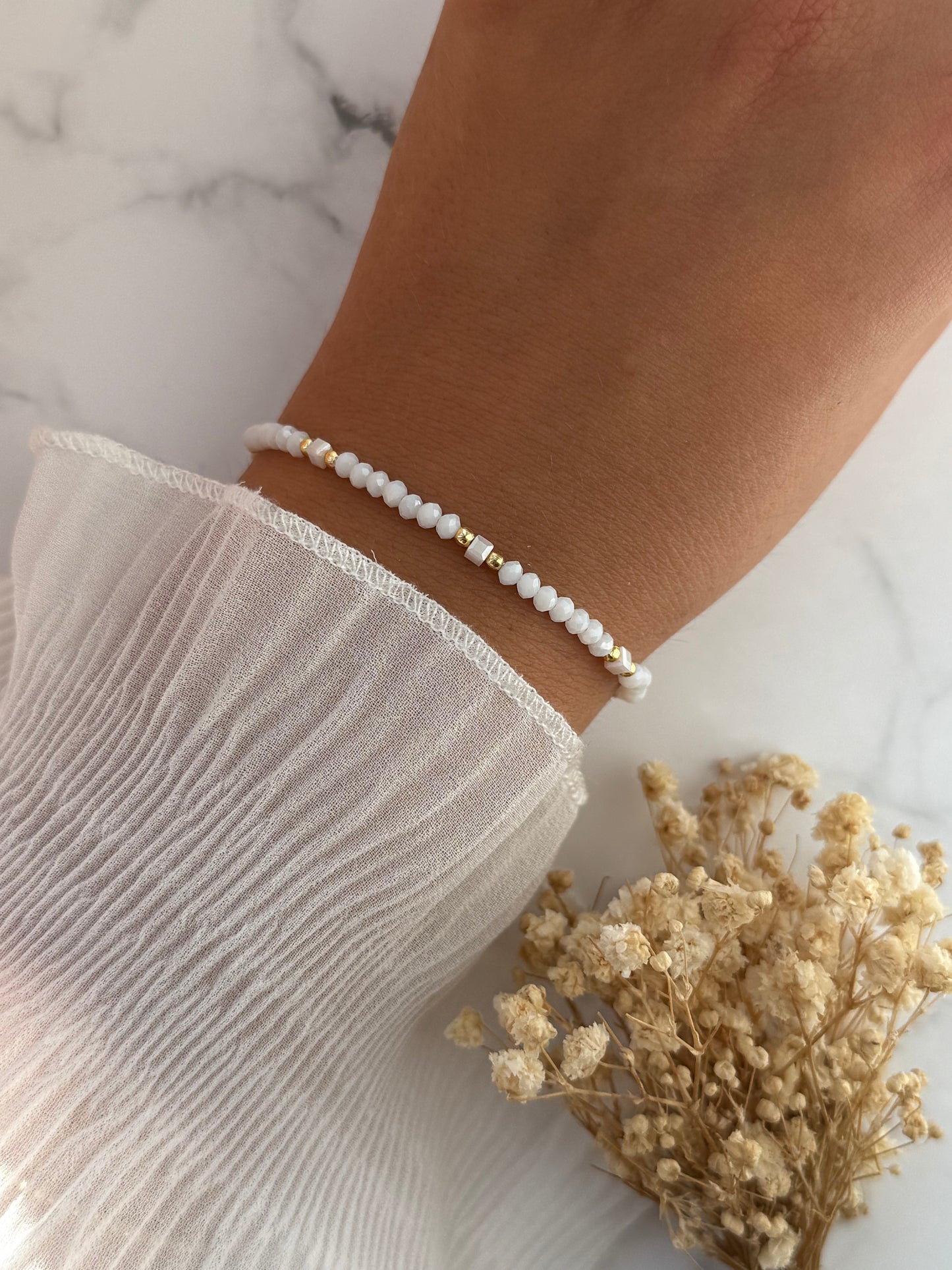 Perlenarmband mit Weißen und Beigen Kristallperlen, Goldenen Perlen - 2286