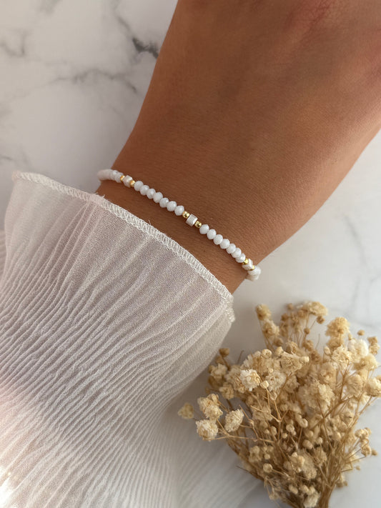 Perlenarmband mit Weißen und Beigen Kristallperlen, Goldenen Perlen - 2286