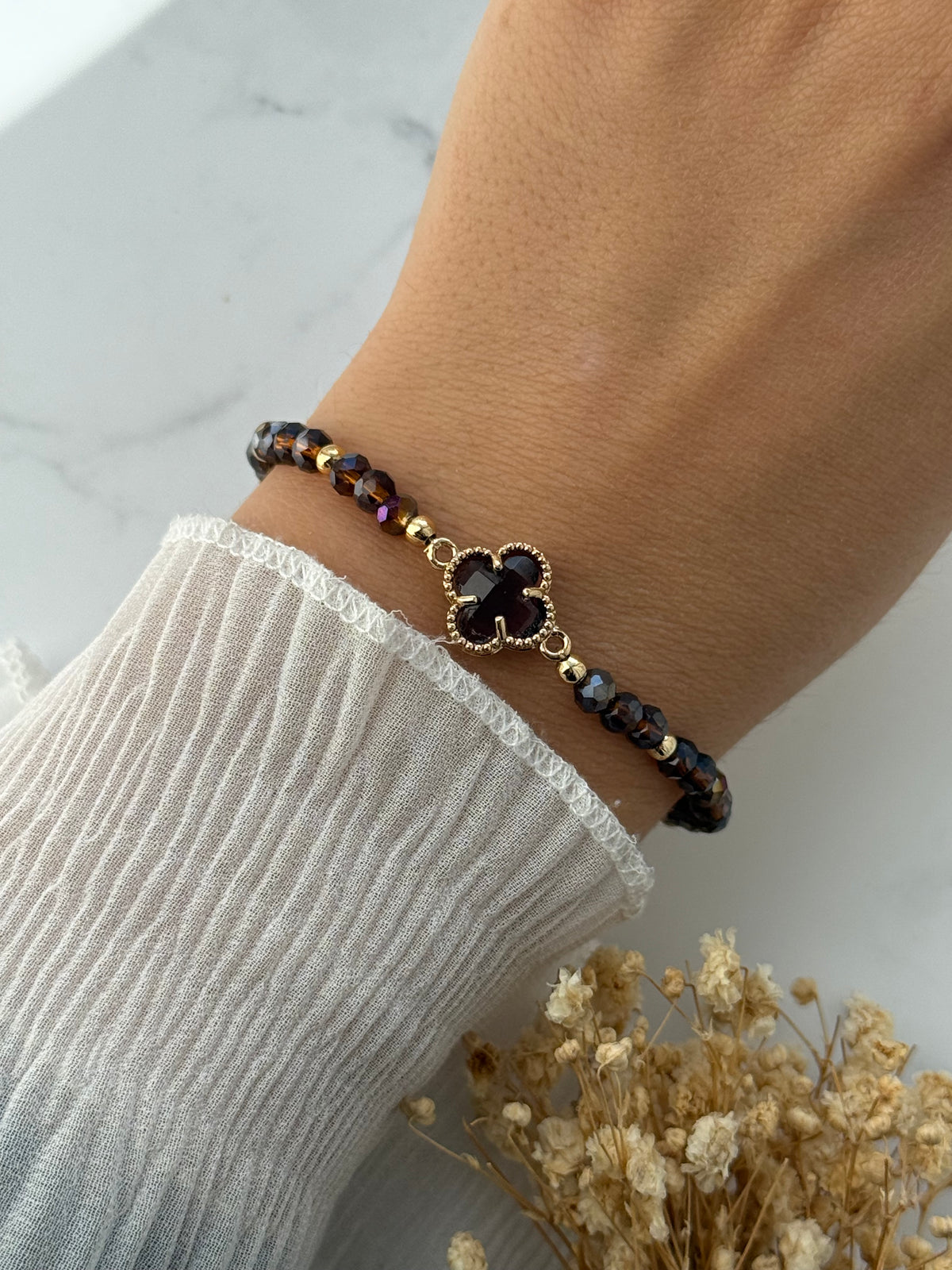 Perlenarmband mit Braunen Kristallperlen und Goldenen Perlen + Kleeblatt Anhänger - 2382