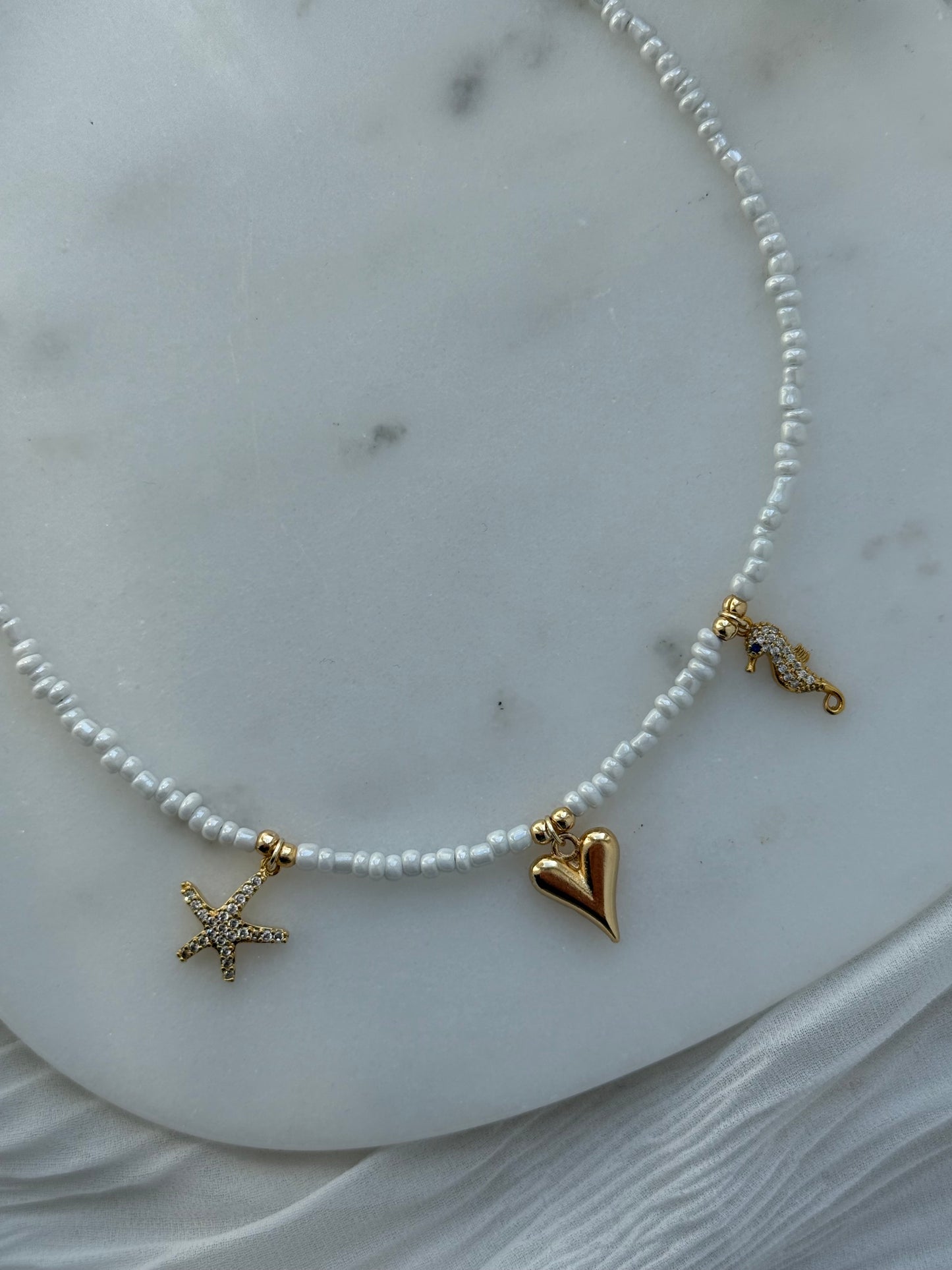 Perlenkette mit Weißen Perlen und Goldenen Perlen + Charms - 2194
