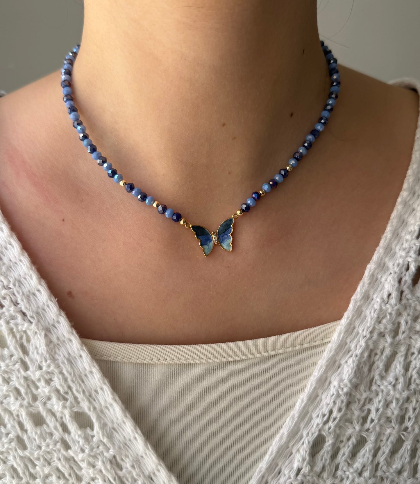 Perlenkette mit Blauen Kristallperlen, Goldenen Perlen + Schmetterling Anhänger - 2156