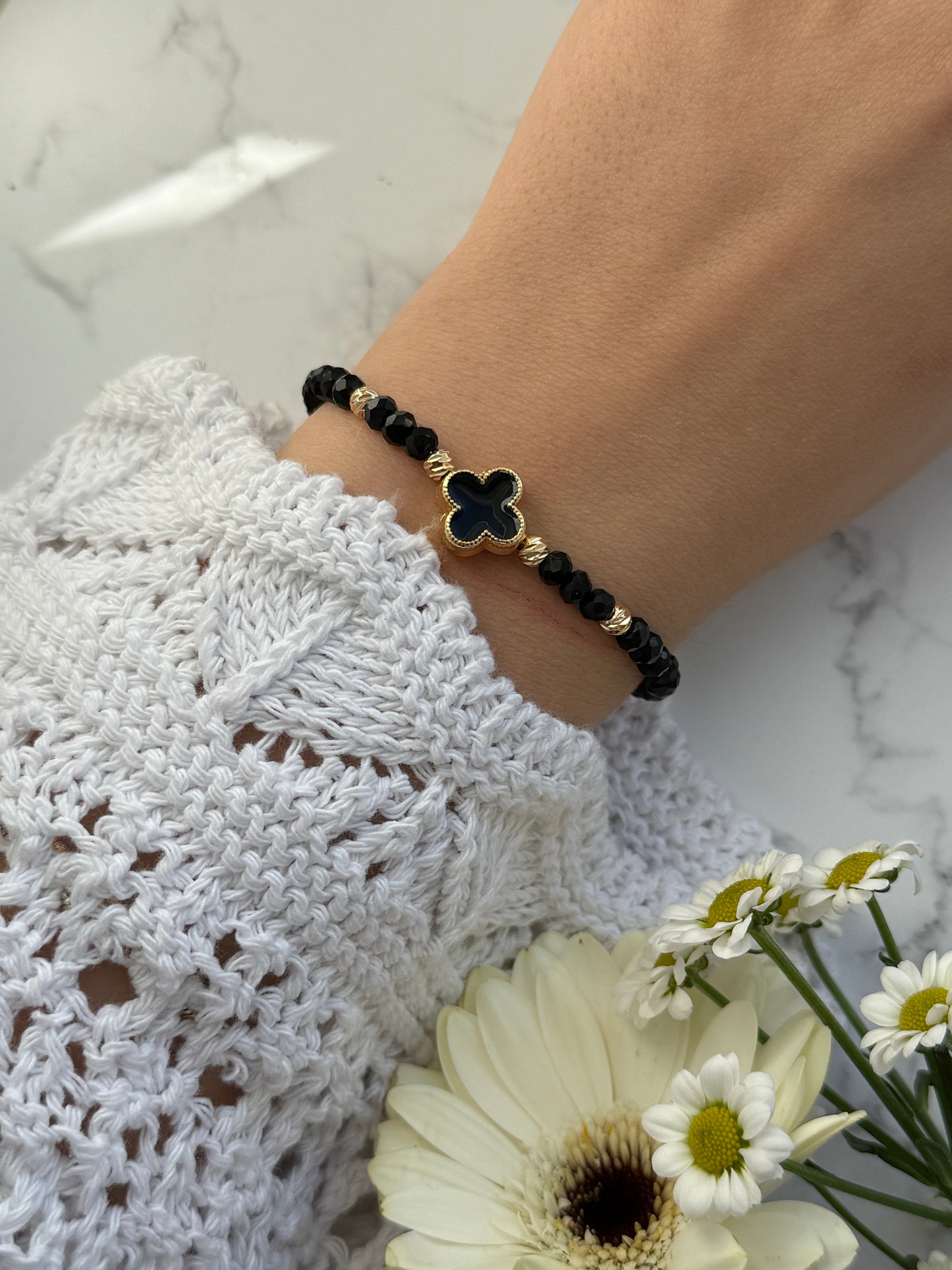 Perlenarmband mit Schwarzen Kristallperlen und Goldenen Perlen + Kleeblatt Anhänger - 2033