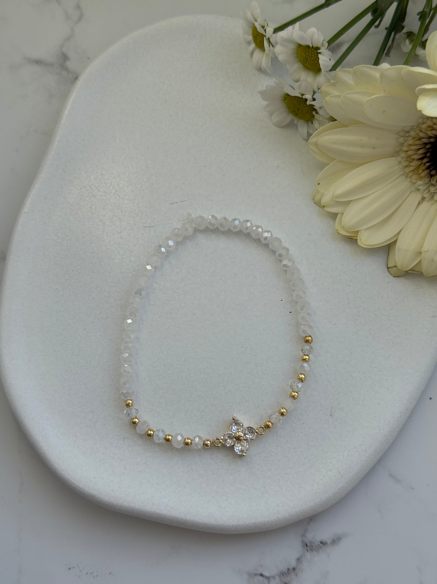 Perlenarmband mit Weißen und Durchsichtigen Kristallperlen und Goldenen Perlen + Kleeblatt Anhänger - 2041