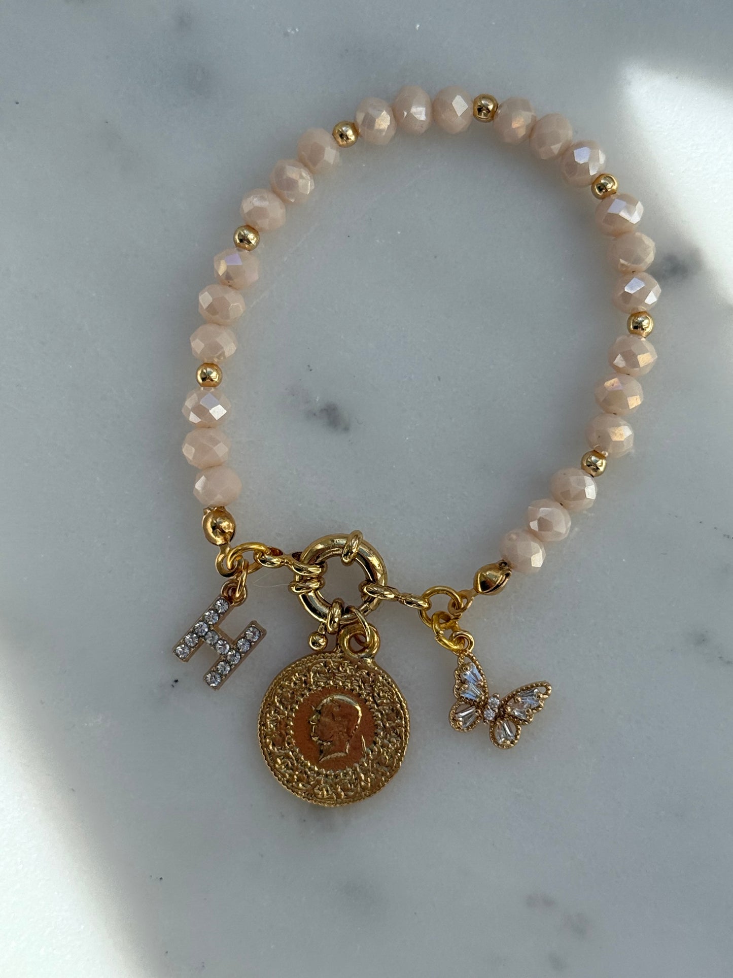 Perlenarmband personalisiert mit Beigen Kristallperlen + Goldenen Perlen + Schmetterling Anhänger - 2180