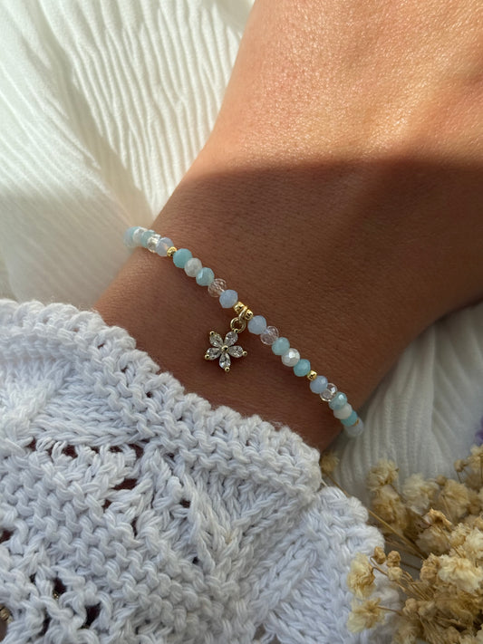 Perlenarmband mit Blauen und Weißen Kristallperlen, Goldenen Perlen + Blumen Anhänger - 2236