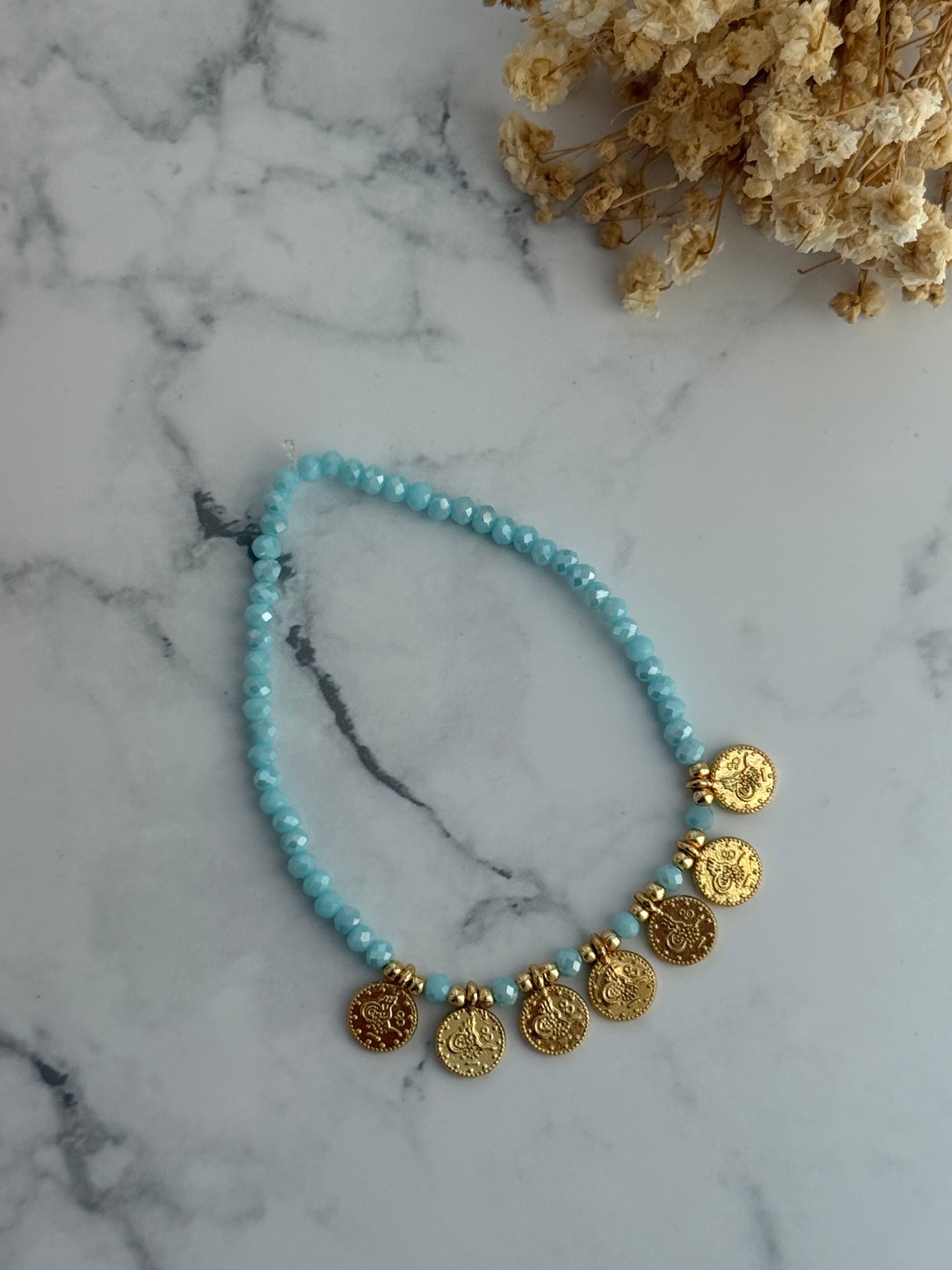 Perlenarmband mit Blauen Kristallperlen, Goldenen Perlen + Taler Anhänger - 2317