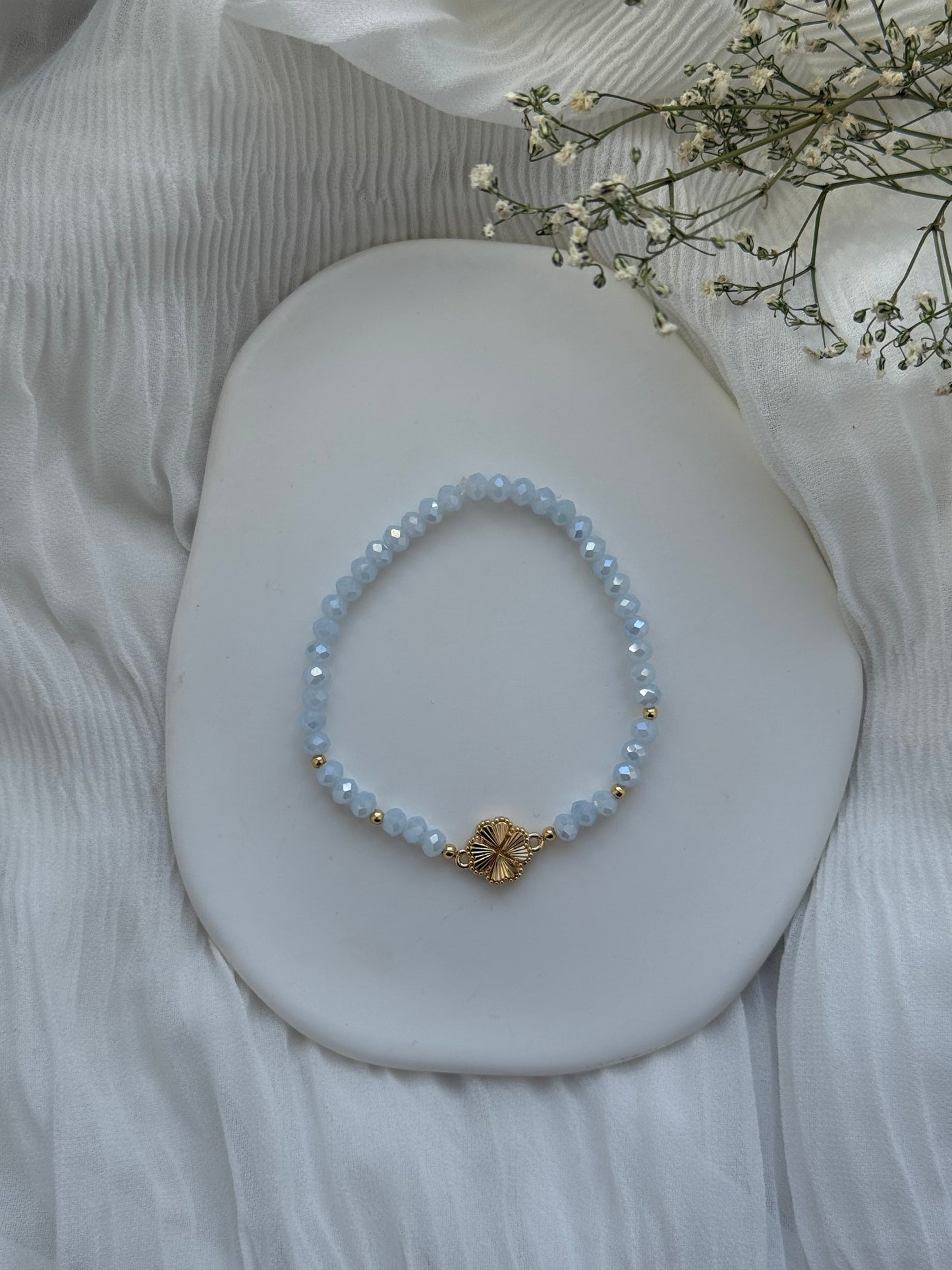 Perlenarmband mit Blauen Kristallperlen, Goldenen Perlen + Kleeblatt Anhänger - 2116