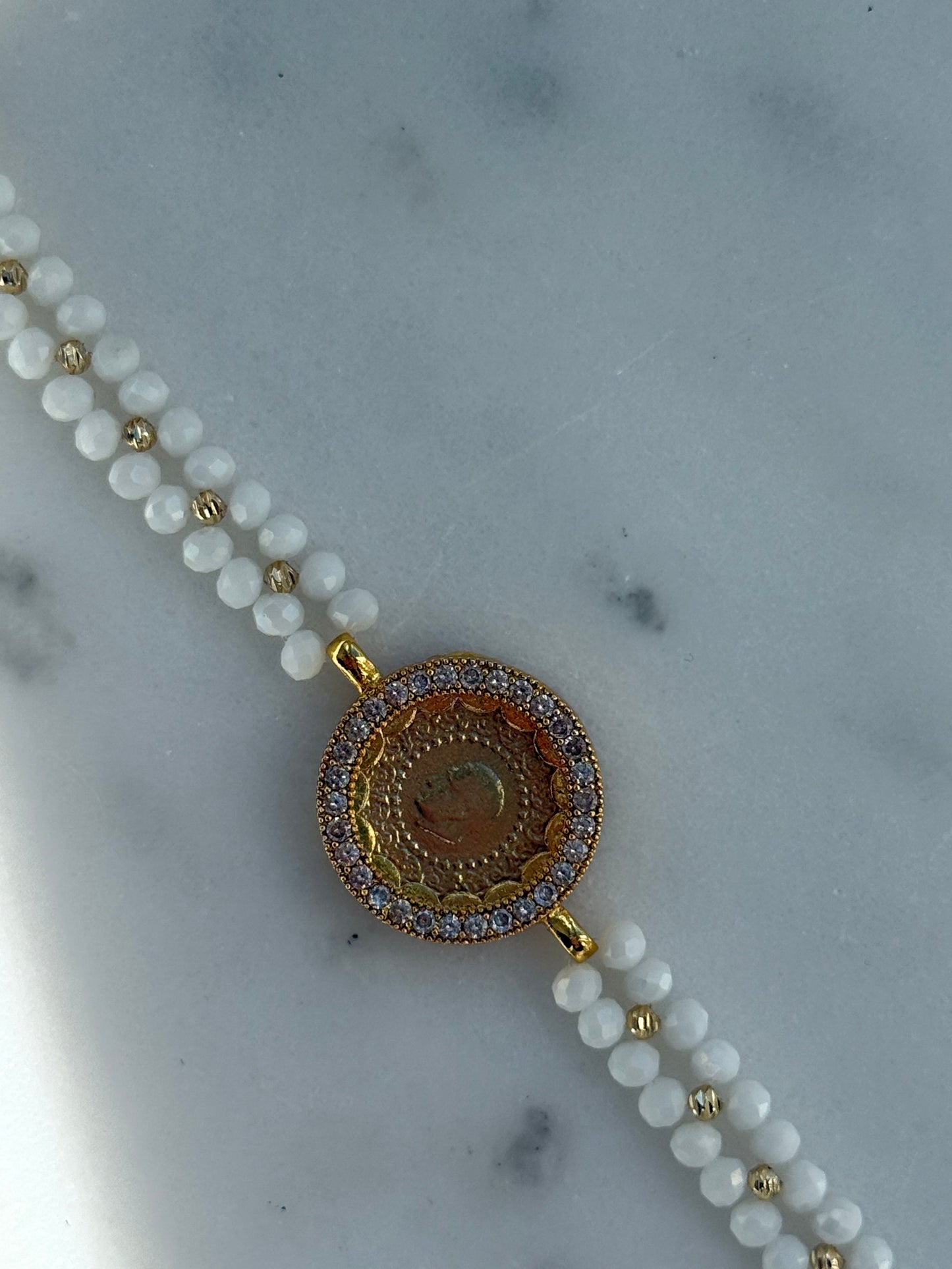 Perlenarmband mit Weißen Kristallperlen, Dorika Perlen und Rahmen - 2185