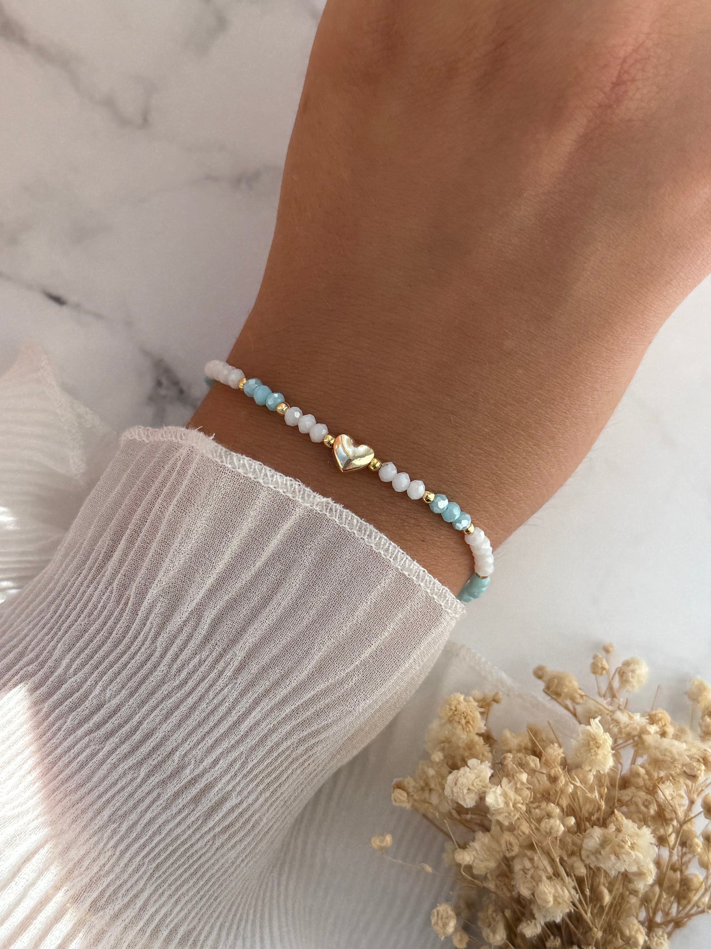 Perlenarmband mit Blauen und Weißen Kristallperlen, Goldenen Perlen + Herz Anhänger - 2289