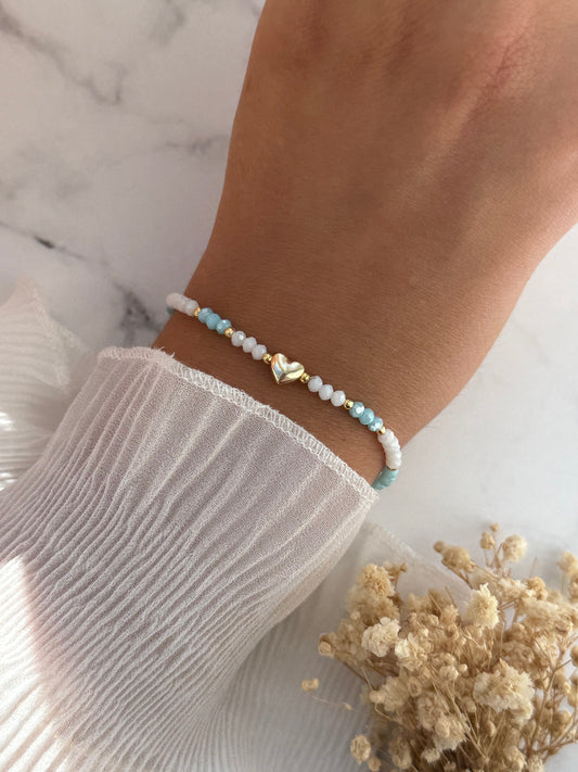 Perlenarmband mit Blauen und Weißen Kristallperlen, Goldenen Perlen + Herz Anhänger - 2289