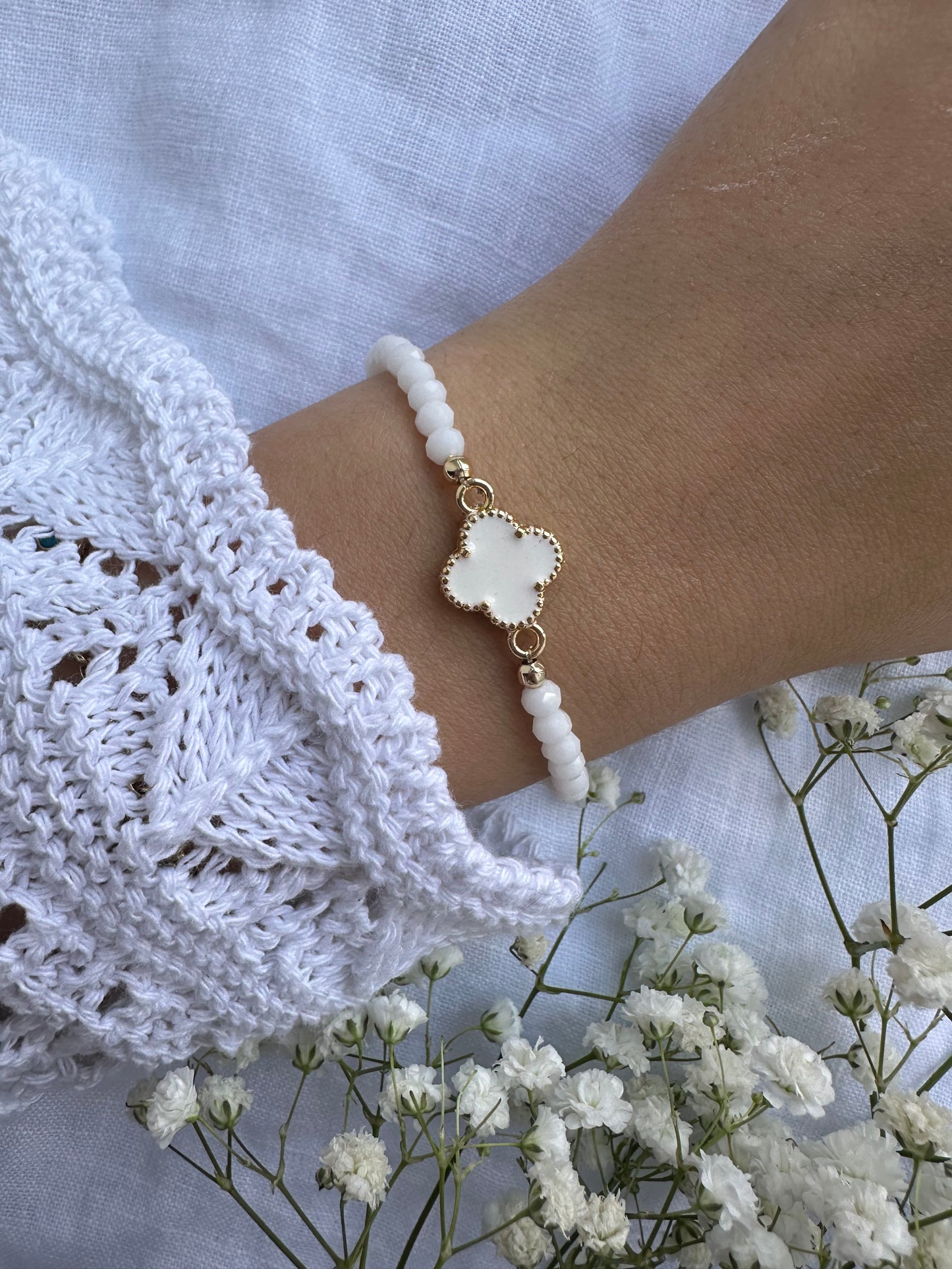 Perlenarmband mit Weißen Kristallperlen und Kleeblatt Anhänger - 10486