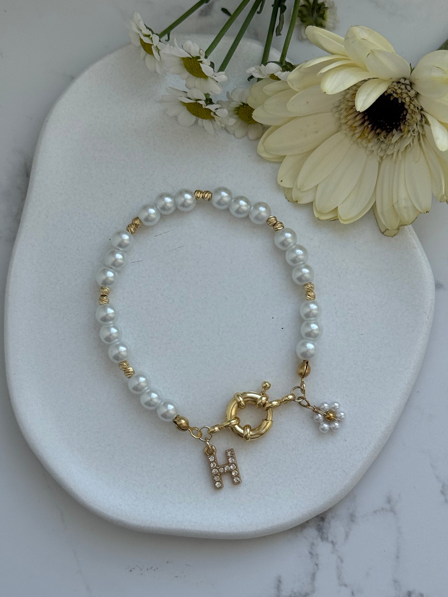 Perlenarmband personalisiert mit Weißen Glasperlen und Goldenen Dorika Perlen + Blumen Anhänger - 2075