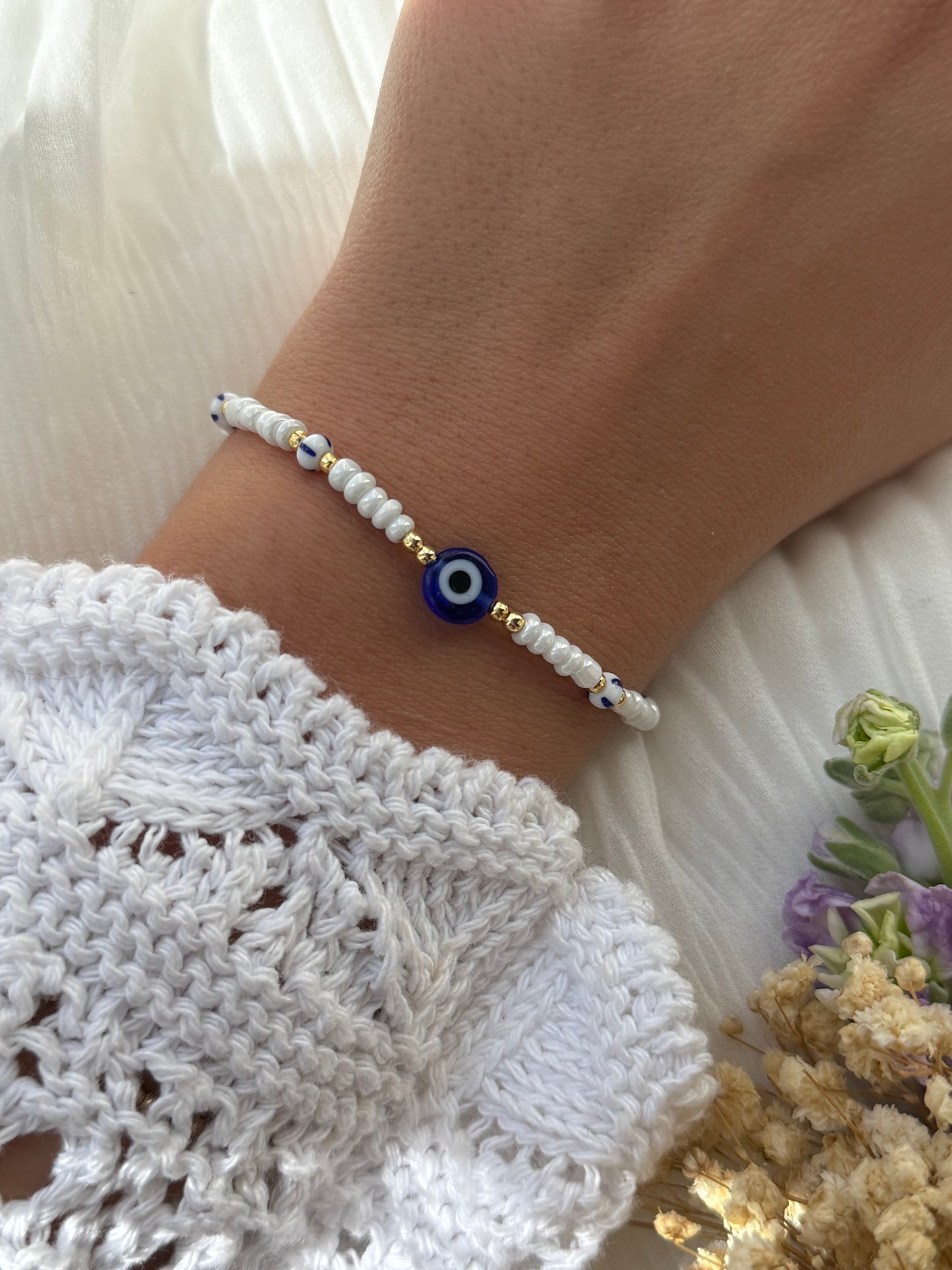 Perlenarmband mit Weißen Perlen, Goldenen Perlen + Nazar Perle - 2262