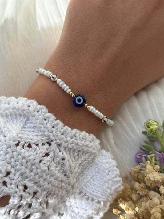 Perlenarmband mit Weißen Perlen, Goldenen Perlen + Nazar Perle - 2262