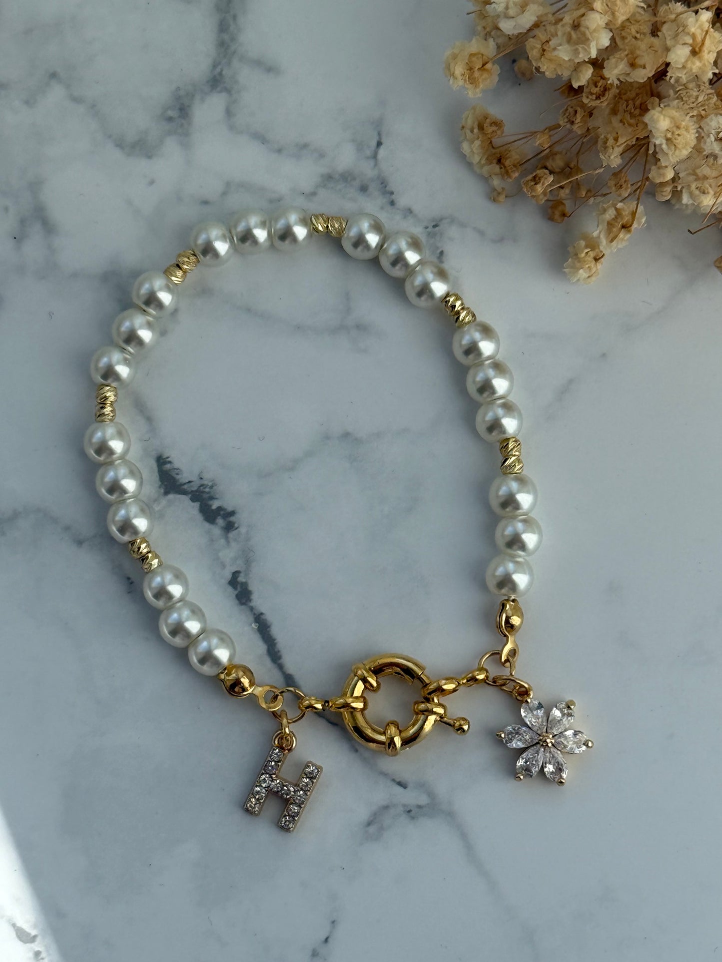 Perlenarmband personalisiert mit Weißen Glasperlen + Blumen Anhänger - 2357