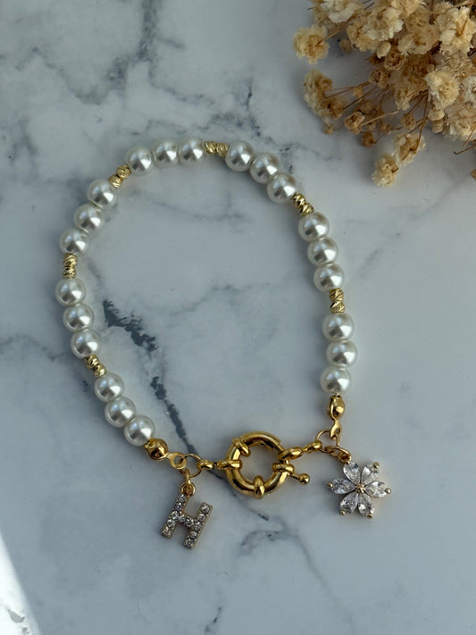 Perlenarmband personalisiert mit Weißen Glasperlen + Blumen Anhänger - 2357