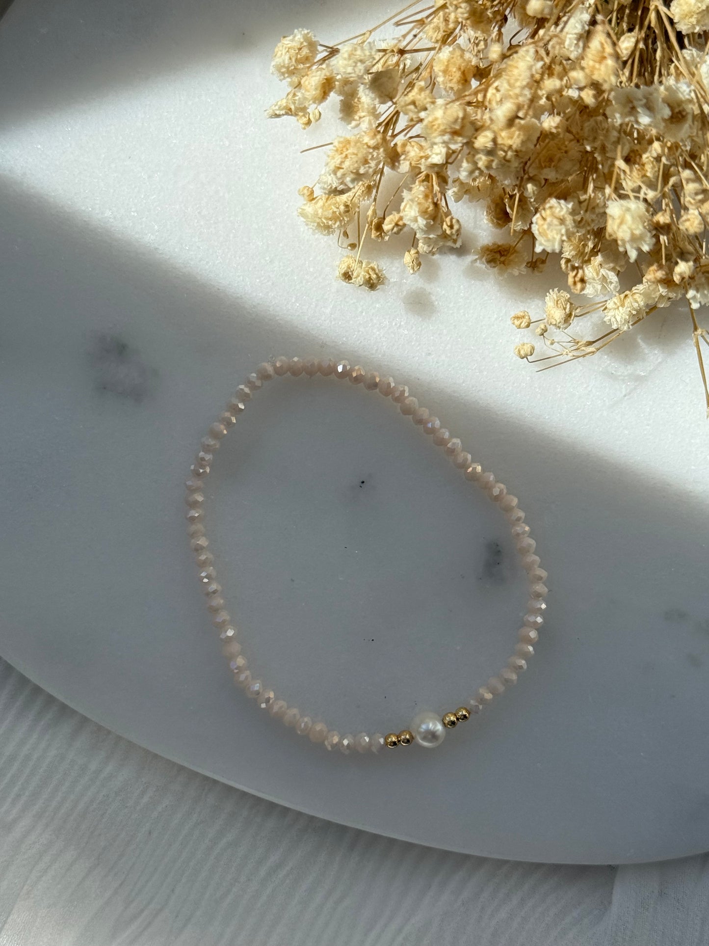 Perlenarmband mit Beigen Kristallperlen und Goldenen Perlen + Süßwasserperle - 2261