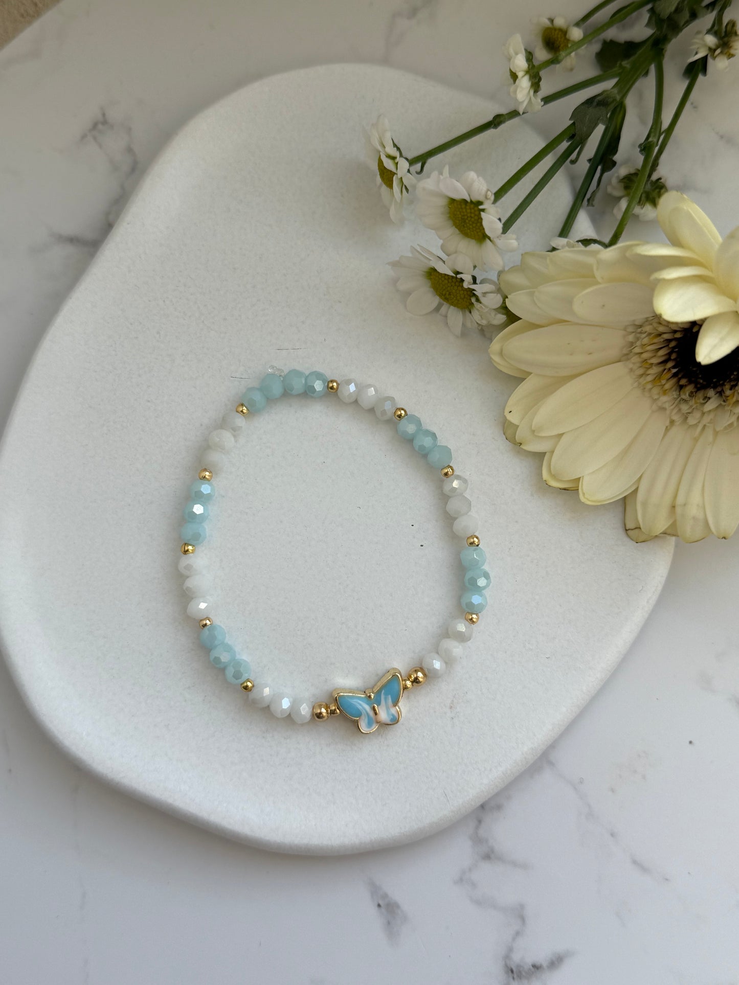 Perlenarmband mit Weißen und Blauen Kristallperlen und Goldenen Perlen + Schmetterling Anhänger - 2040
