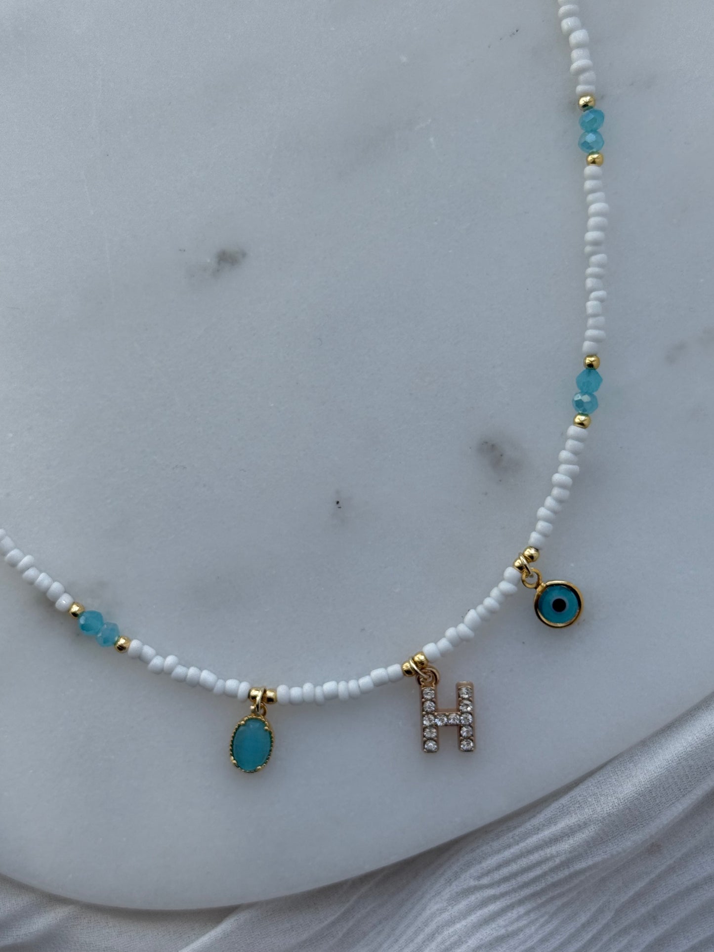 Perlenkette personalisiert mit Weißen Perlen, Blauen Kristallperlen und Goldenen Perlen + Stein und Nazar Anhänger - 2190