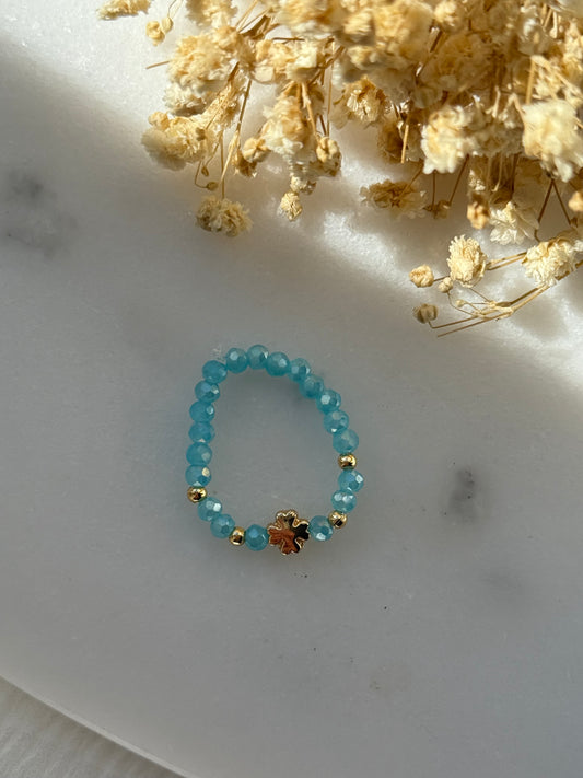 Perlenring mit Blauen Kristallperlen, goldenen Perlen + Kleeblatt Anhänger - 2221