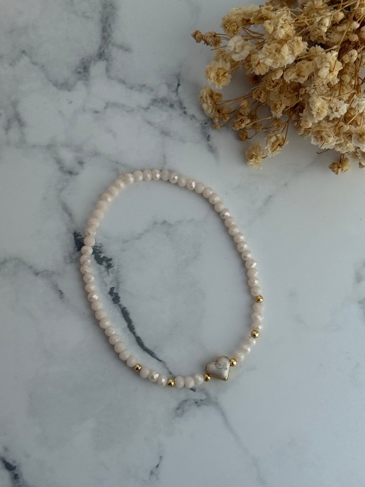 Perlenarmband mit Beigen Kristallperlen, Goldenen Perlen + Herz Anhänger - 2316