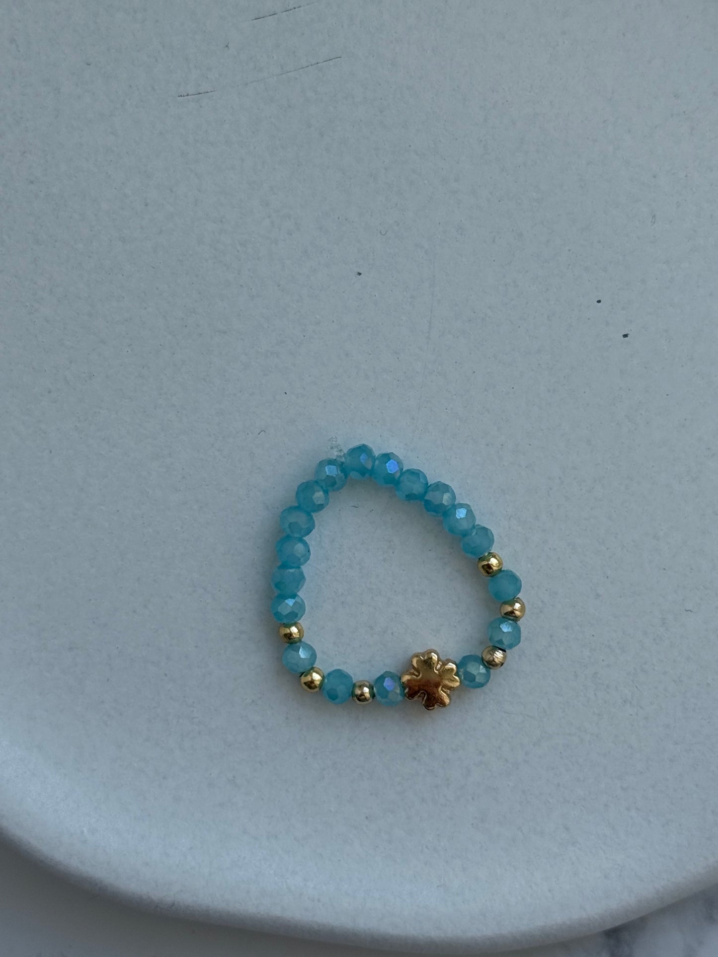 Perlenring mit Blauen Kristallperlen und Goldenen Details + Kleeblatt Anhänger - 2056
