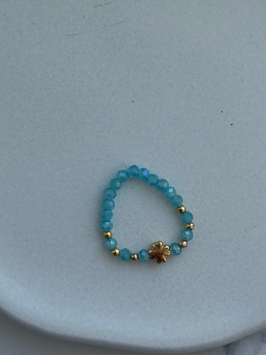 Perlenring mit Blauen Kristallperlen und Goldenen Details + Kleeblatt Anhänger - 2056