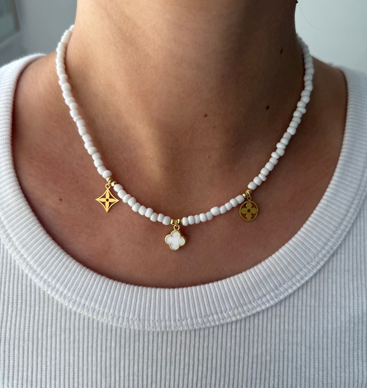 Perlenkette mit Weißen Perlen und Goldenen Perlen + Kleeblatt Charms - 2197