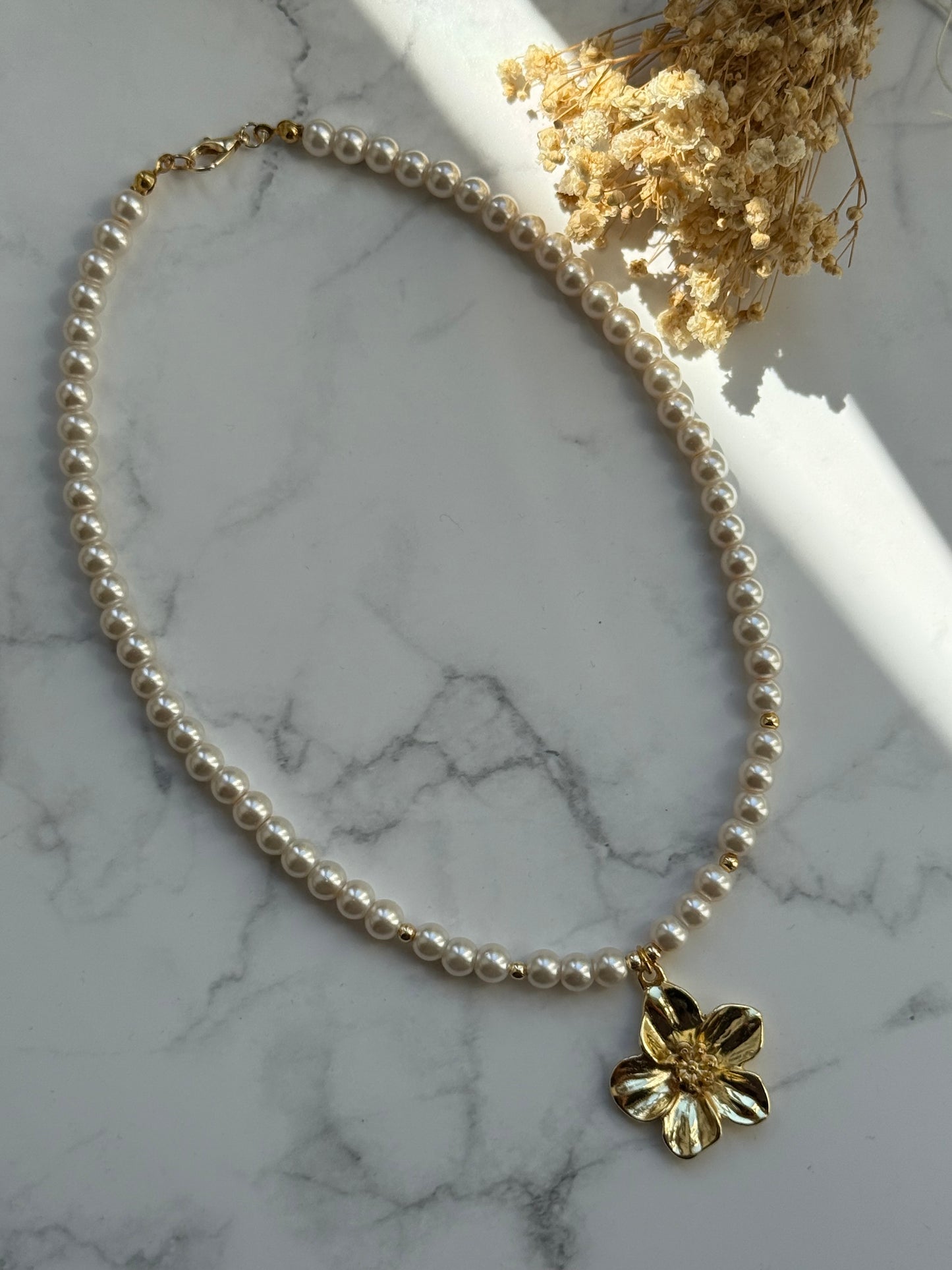 Perlenkette mit Weißen Perlen, Goldenen Perlen + Blumen Anhänger - 2338