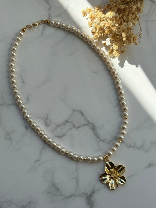 Perlenkette mit Weißen Perlen, Goldenen Perlen + Blumen Anhänger - 2338