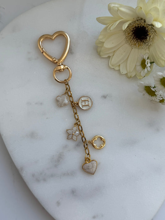 Schlüsselanhänger mit Beigen und Goldenen Charms - 2048