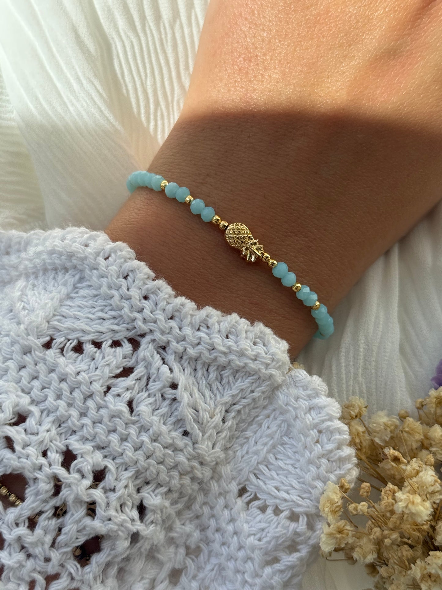 Perlenarmband mit Blauen Kristallperlen und Goldenen Perlen + Ananas Anhänger - 2244