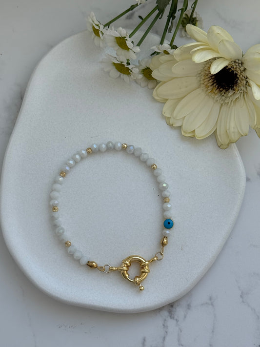 Perlenarmband mit Weißen Kristallperlen und Goldenen Dorika Perlen + Nazar Anhänger - 2077