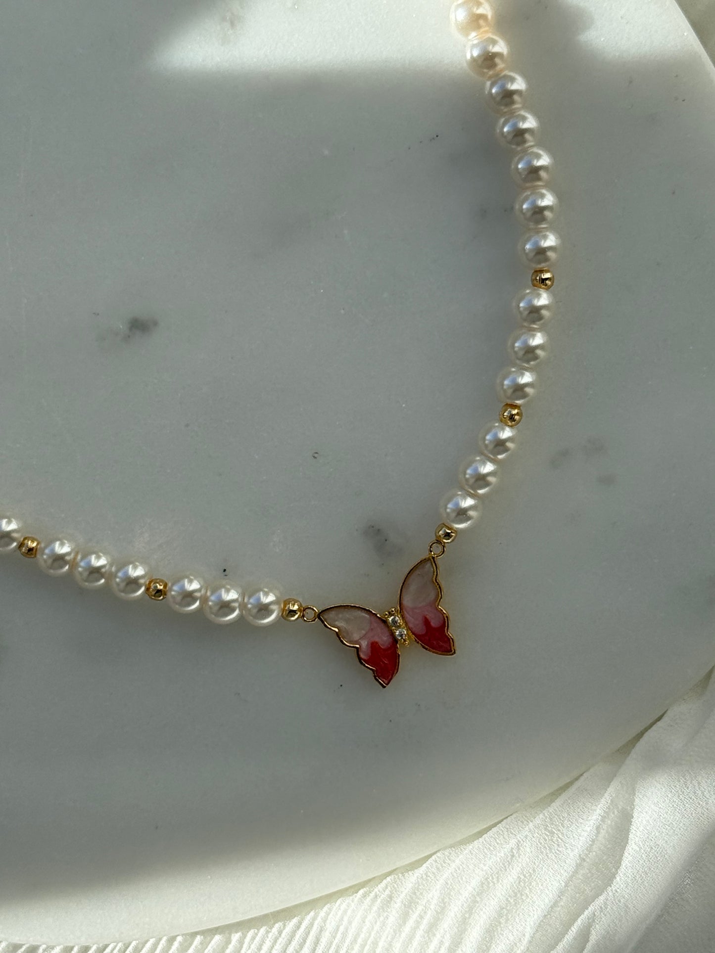 Perlenkette mit Rosa Glasperlen, Goldenen Perlen + Schmetterling Anhänger - 2157