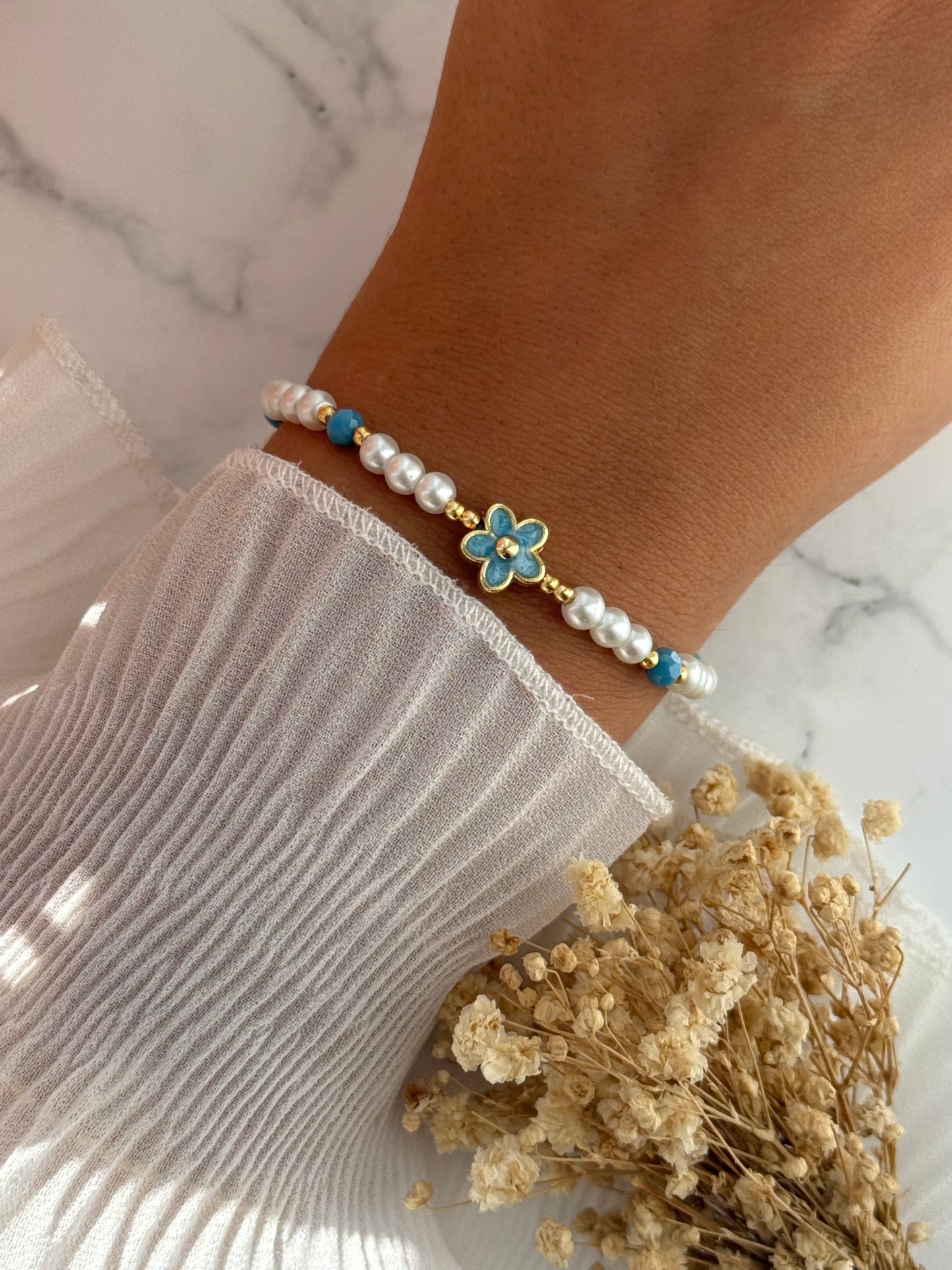 Perlenarmband mit Weißen Perlen, Blauen Kristallperlen, Goldenen Perlen + Blumen Anhänger - 2315