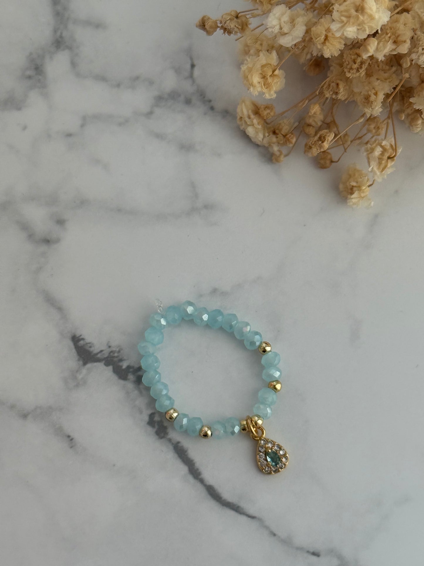 Perlenring mit Blauen Kristallperlen, goldenen Perlen + Tropfen Anhänger - 2329