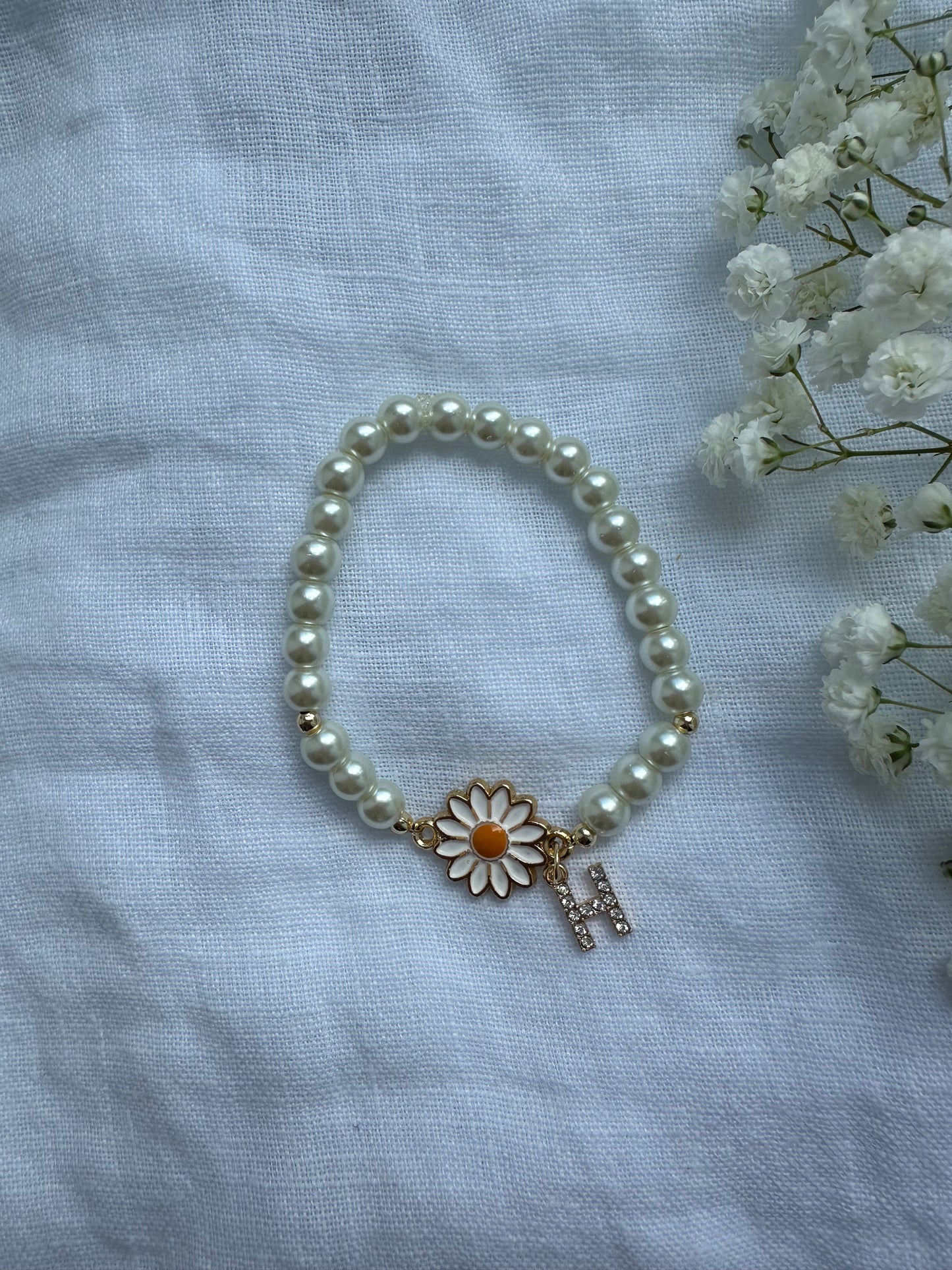 Perlenarmband personalisiert mit Weißen Perlen und Gänseblümchen Anhänger - 10370