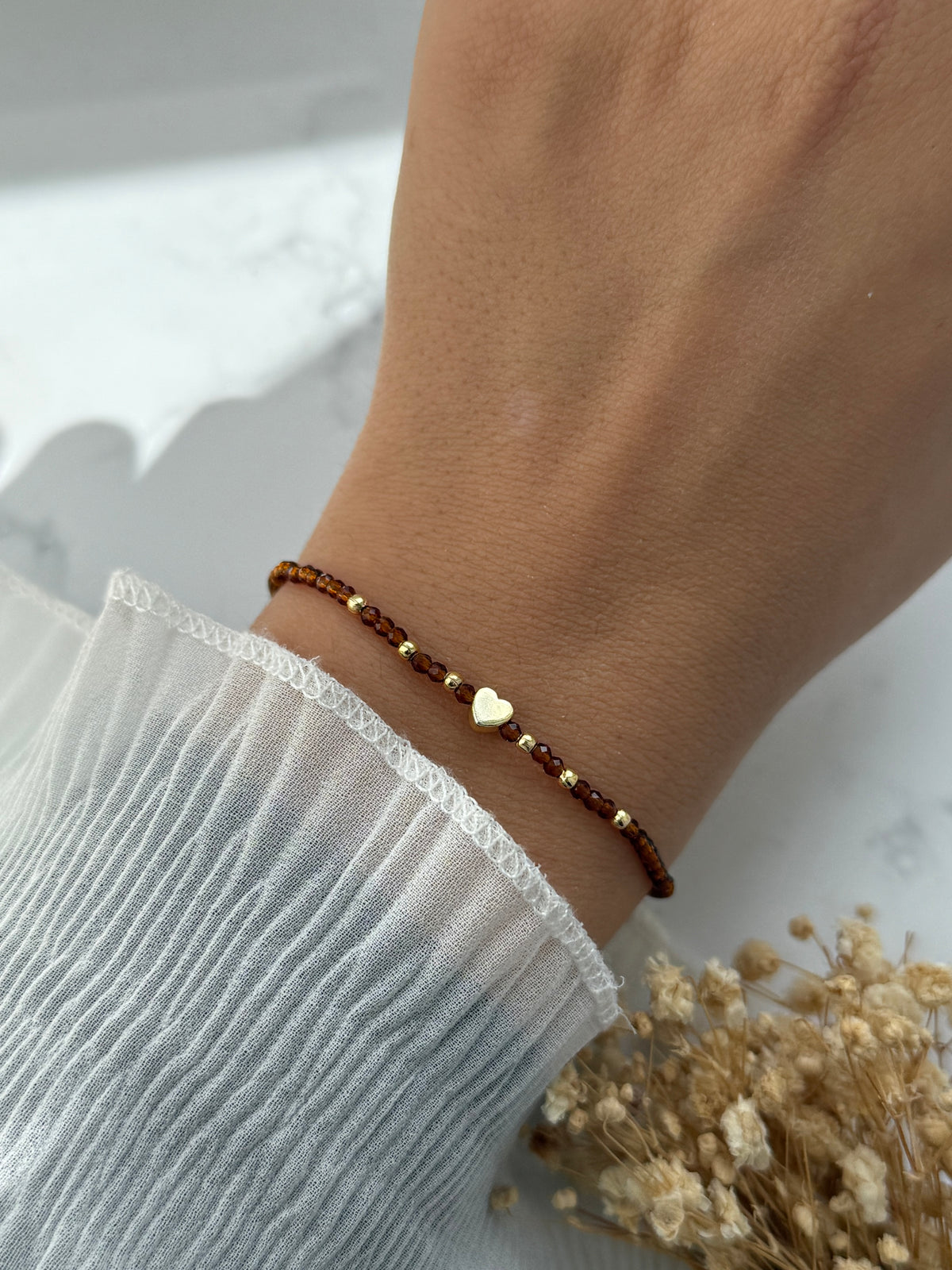 Perlenarmband mit Braunen Kristallperlen und Goldenen Perlen + Herz Anhänger - 2373
