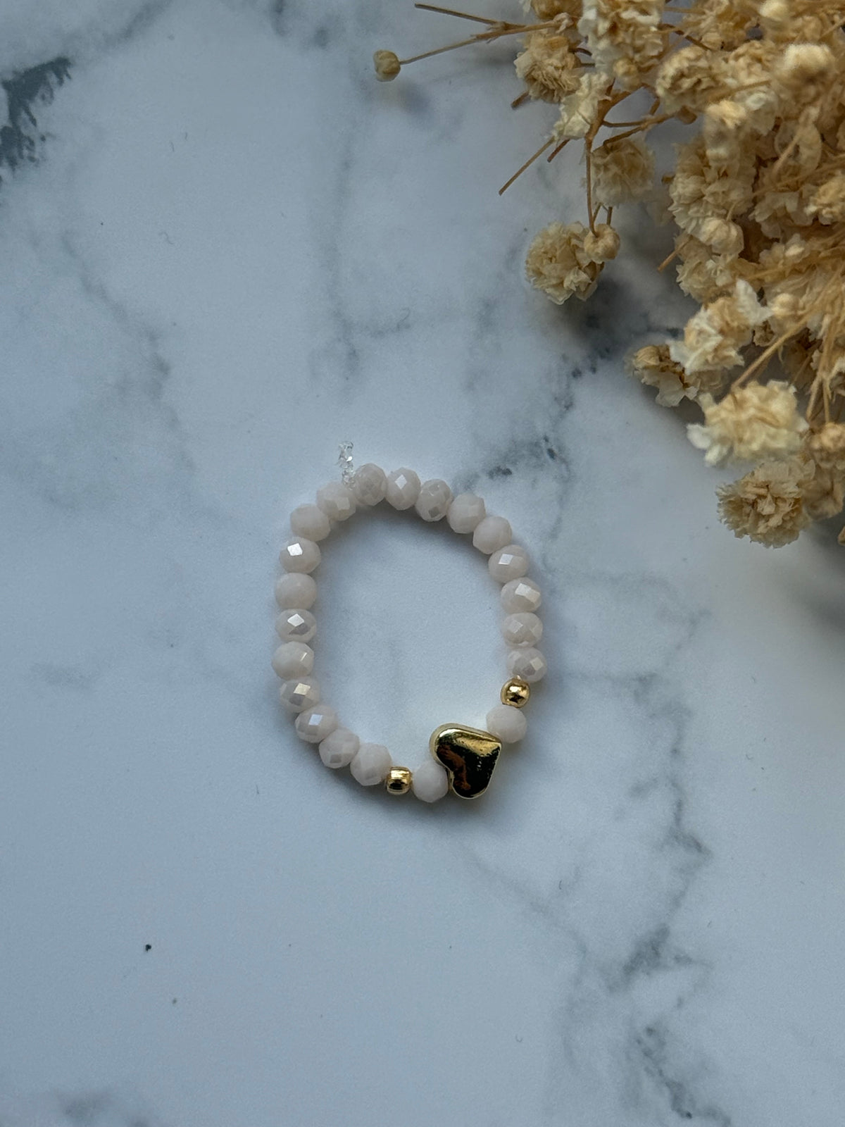 Perlenring mit Beigen Kristallperlen, goldenen Perlen + Herz Anhänger - 2413