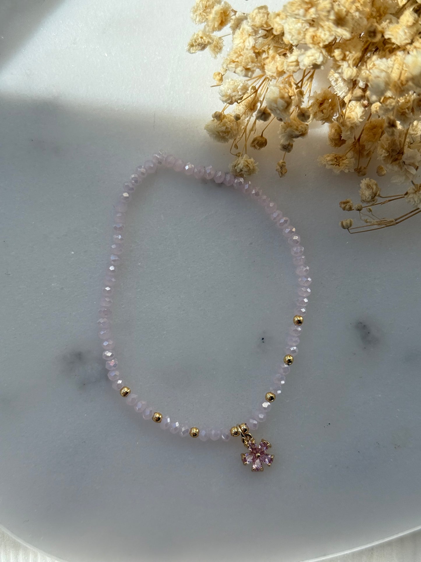 Perlenarmband mit Rosa Kristallperlen und Goldenen Perlen + Blumen Anhänger - 2249