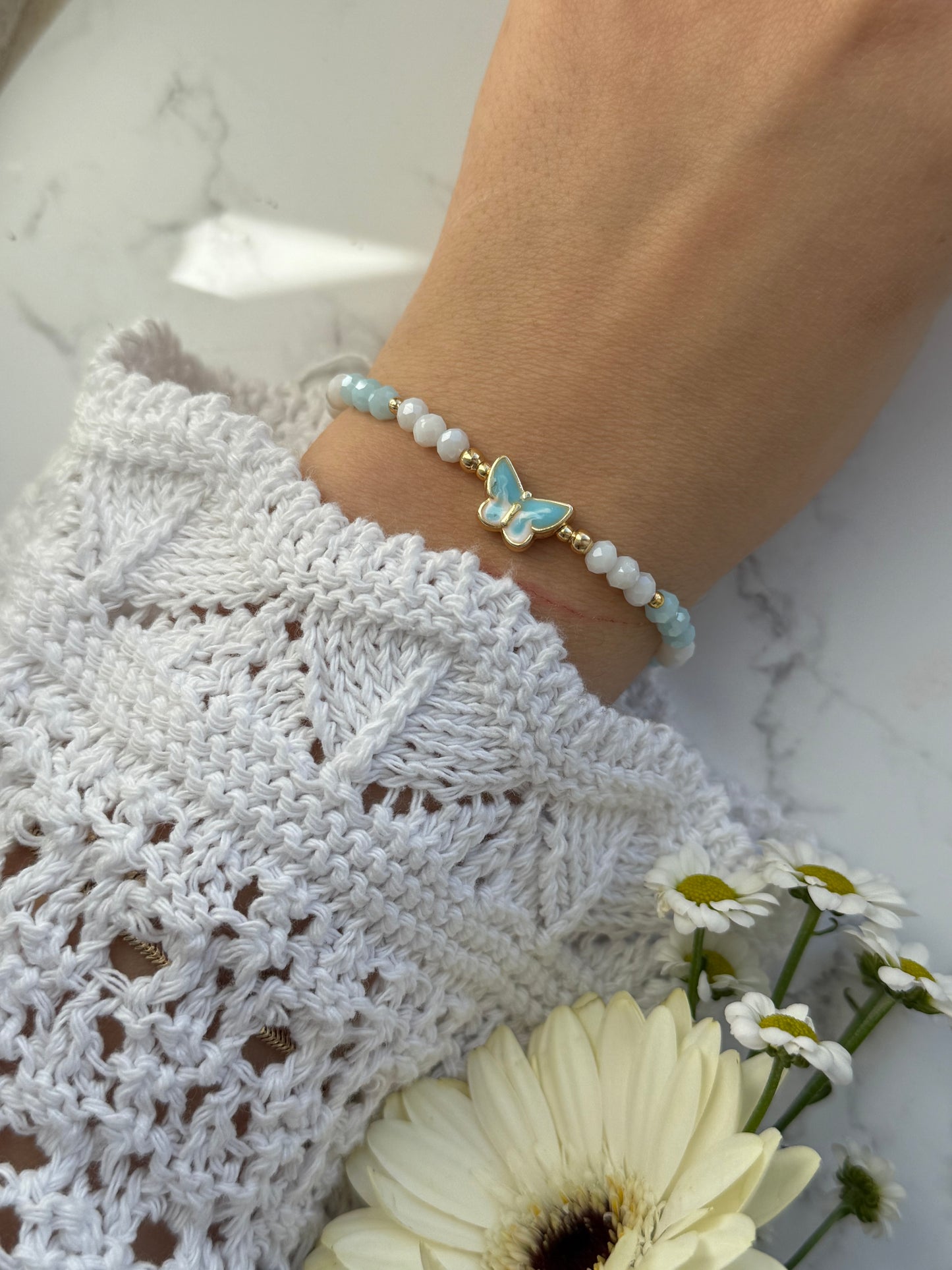 Perlenarmband mit Weißen und Blauen Kristallperlen und Goldenen Perlen + Schmetterling Anhänger - 2040