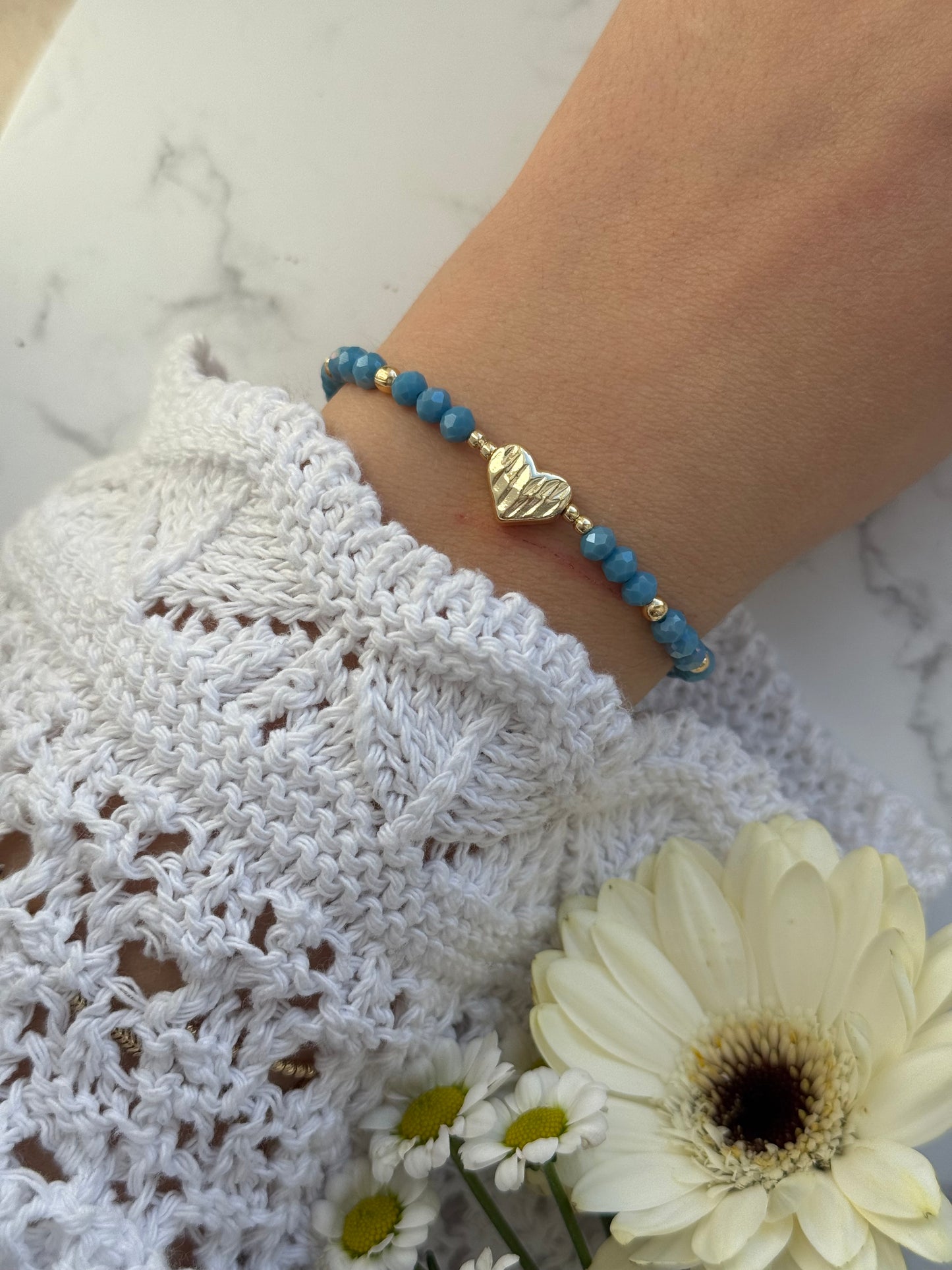 Perlenarmband mit Blauen Kristallperlen und Goldenen Perlen + Herz Anhänger - 2005