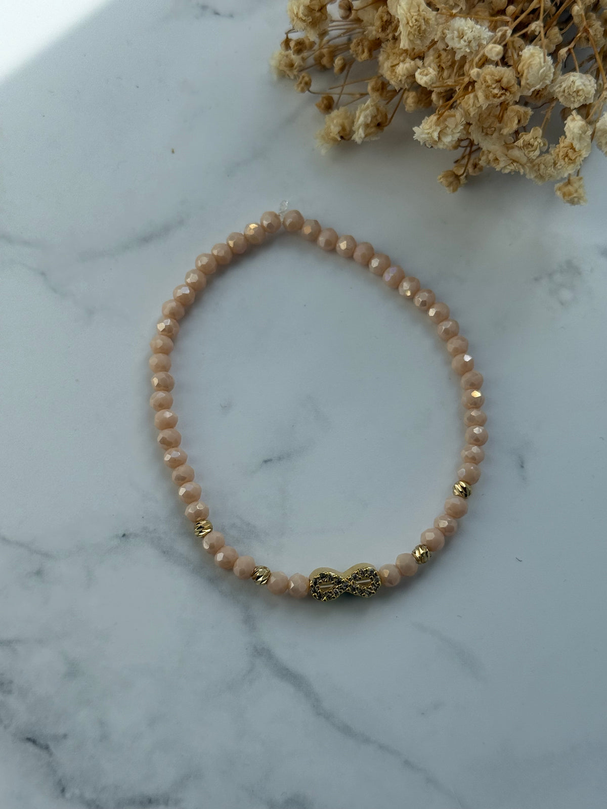 Perlenarmband mit Beigen Kristallperlen und Goldenen Perlen + Unendlichkeit Anhänger - 2388