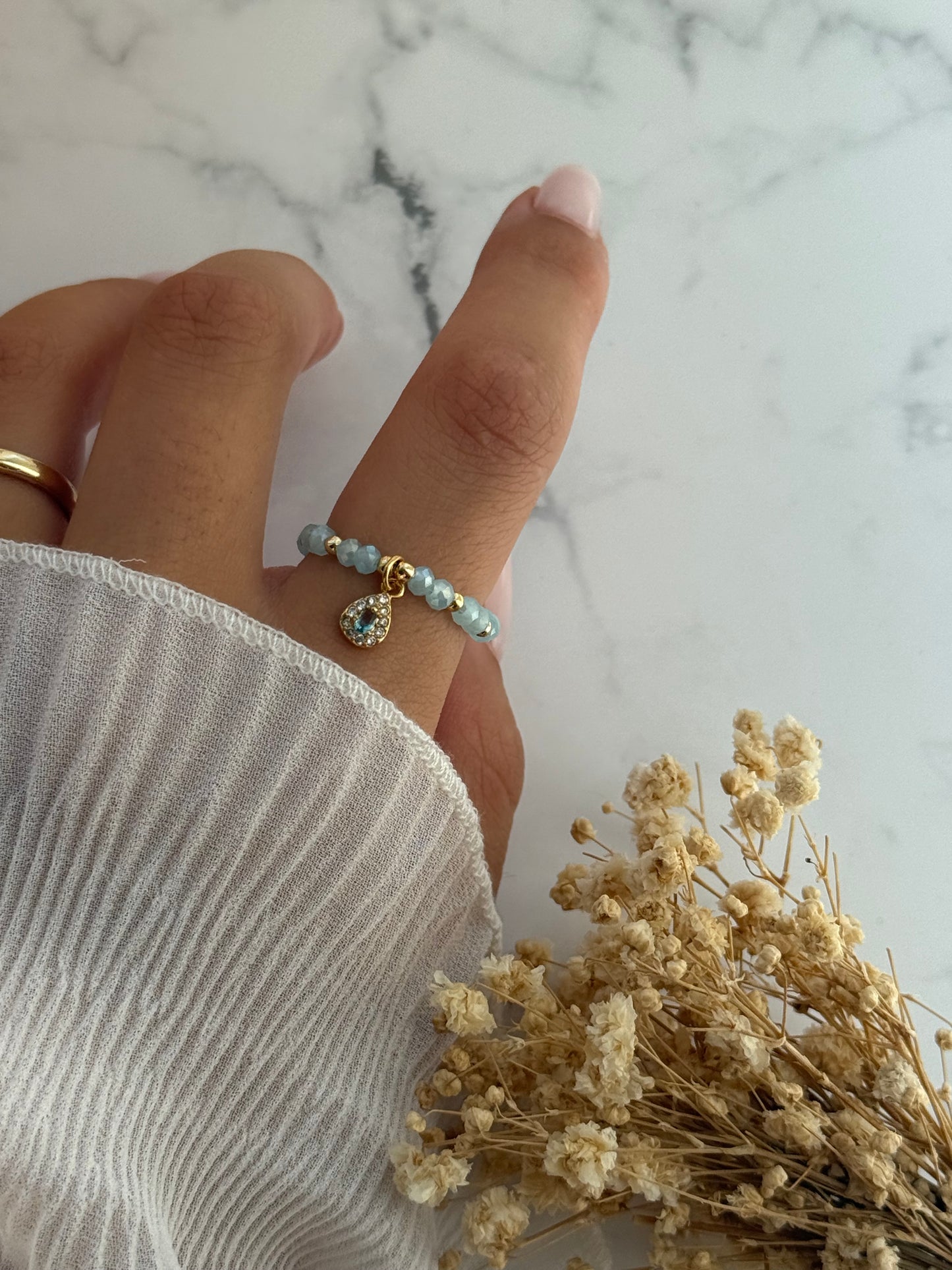 Perlenring mit Blauen Kristallperlen, goldenen Perlen + Tropfen Anhänger - 2329