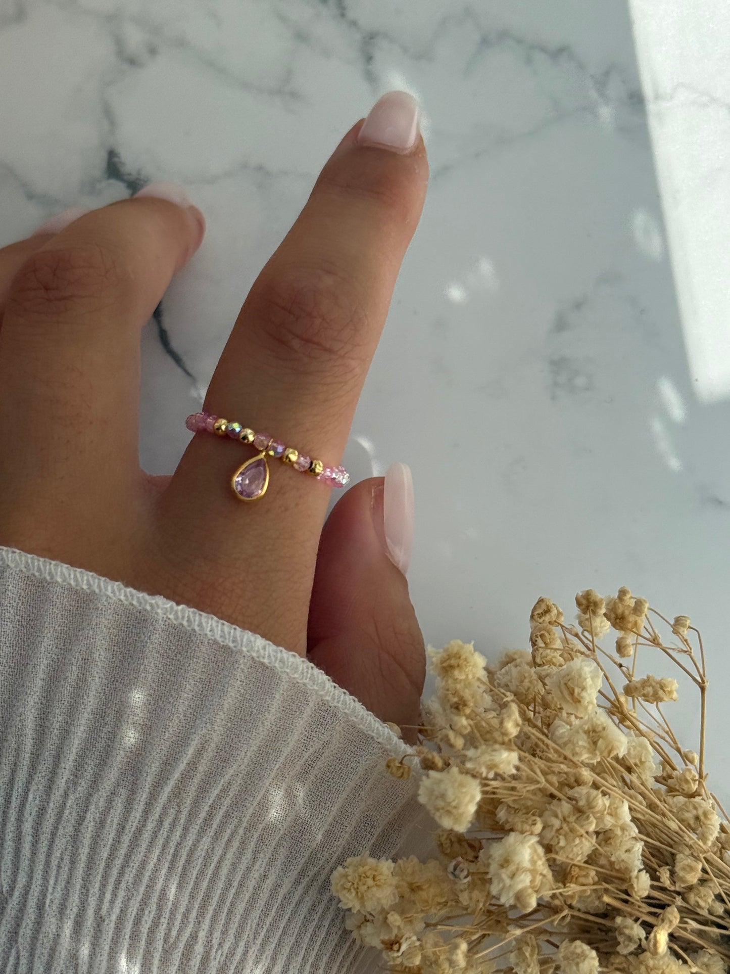 Perlenring mit Rosa Kristallperlen, goldenen Perlen + Tropfen Anhänger - 2327